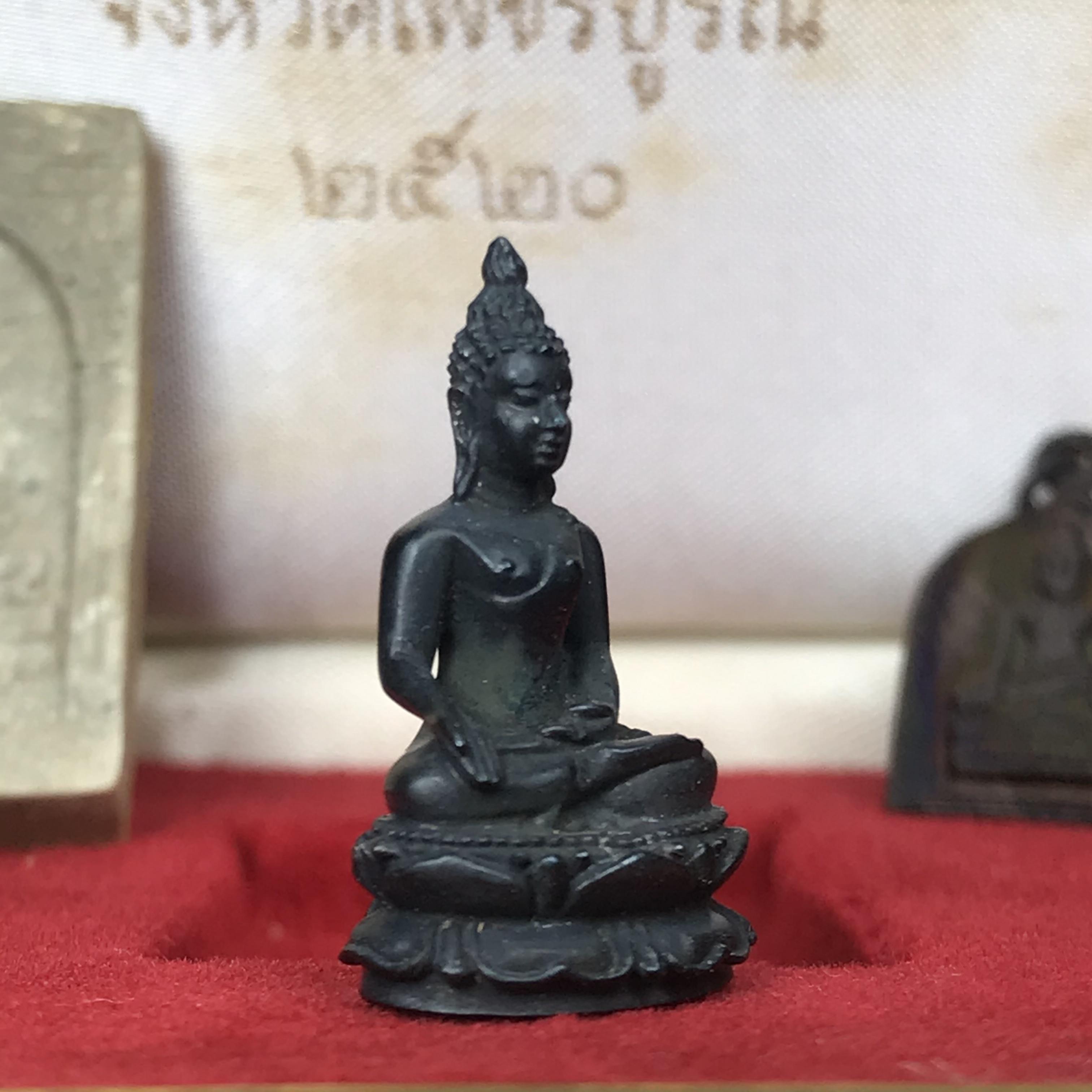 ชุดพระกริ่งไพรีพินาศ(รุ่นแรก สมเด็จพระญาณสังวร) เนื่องในพระบรมราชวโรกาสพระบาทสมเด็จพระเจ้าอยู่หัวรัชกาลที่9 เสด็จพระราชดำเนิน ในงานตัดลูกนิมิตสีมาอุโบสถ วัดเพชรวราราม จ.เพชรบูรณ์ ปี ๒๕๒๐ รุ่นเขาค้อ (ชุดกรรมการ ได้รับพระราชทาน พบเจอและหายากมากในปัจจุบัน)