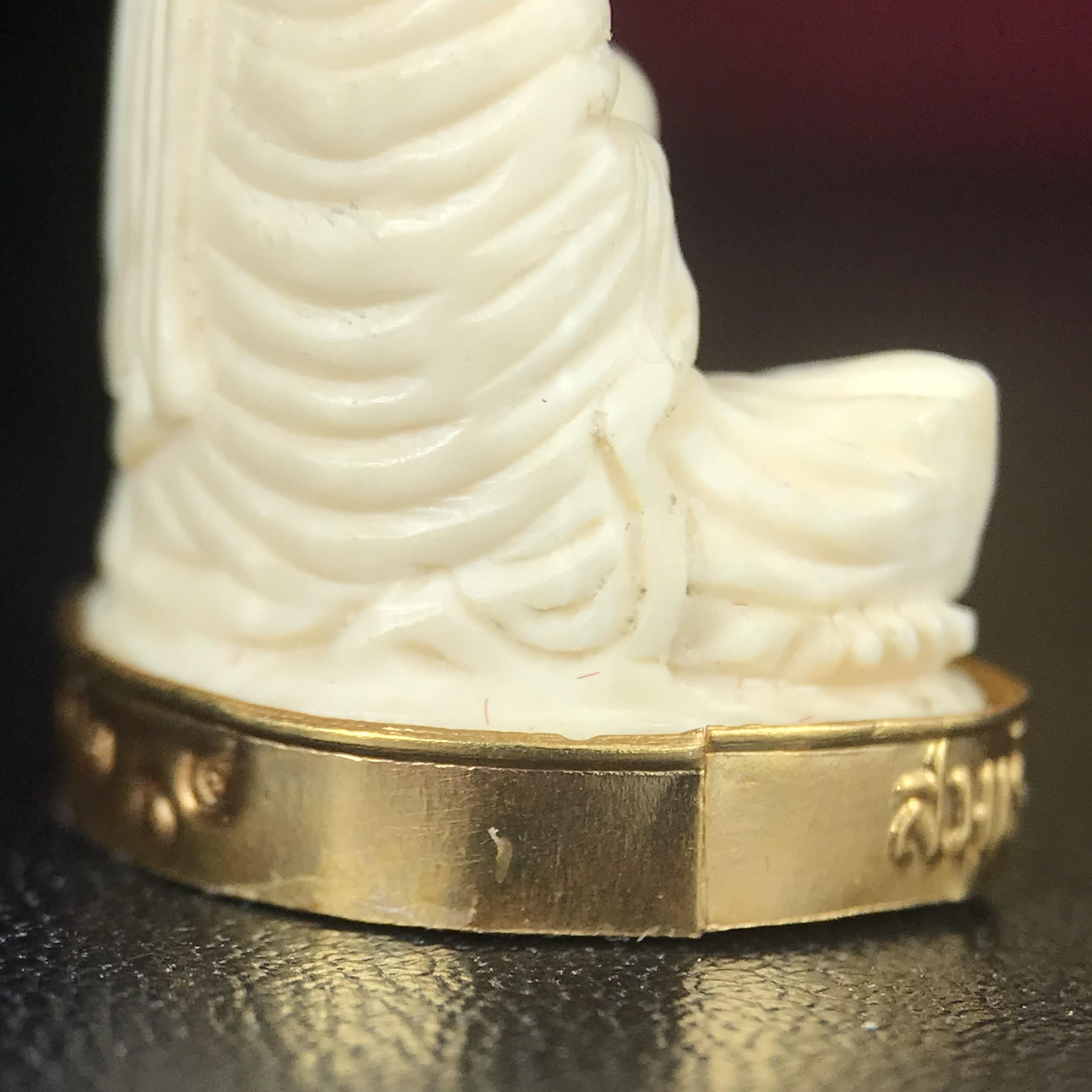 สมเด็จพระพุฒาจารย์ (โต พรหมรังสี) รุ่นคชสารหมื่นปี พ.ศ.2542 พิมพ์ลอยองค์(ฐานหุ้มทองคำ) ตอกโค๊ตและหมายเลข ๑๒๑๔ สภาพสวยสมบูรณ์กล่องบรรจุเดิมครบ (เลขสวยผลรวมได้แปด มีกินมีใช้ไม่มีหมด)(1ใน 9999 องค์)หายากพบเจอน้อยมาก