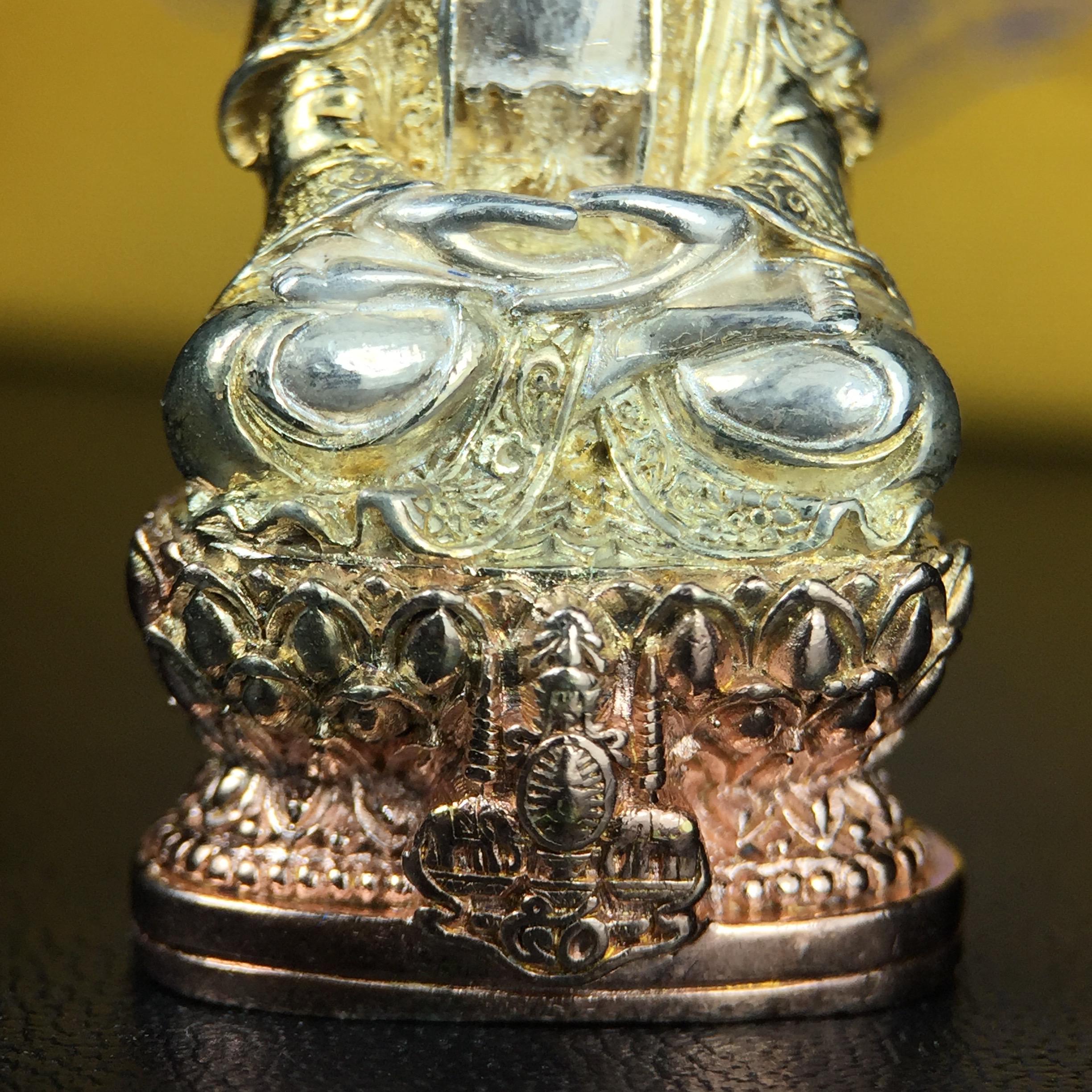 พระกริ่งจีน "ต้าเยิ่นถะ" รุ่น กาญจนาภิเษก ครองราชย์ 50 ปี วัดบวรนิเวศวิหาร ปี2538 เนื้อเงินสามกษัตริย์ สูง 3.8 ซม. (คัดสภาพสวยเดิม พิธีใหญ่ พุทธศิลป์งดงาม)