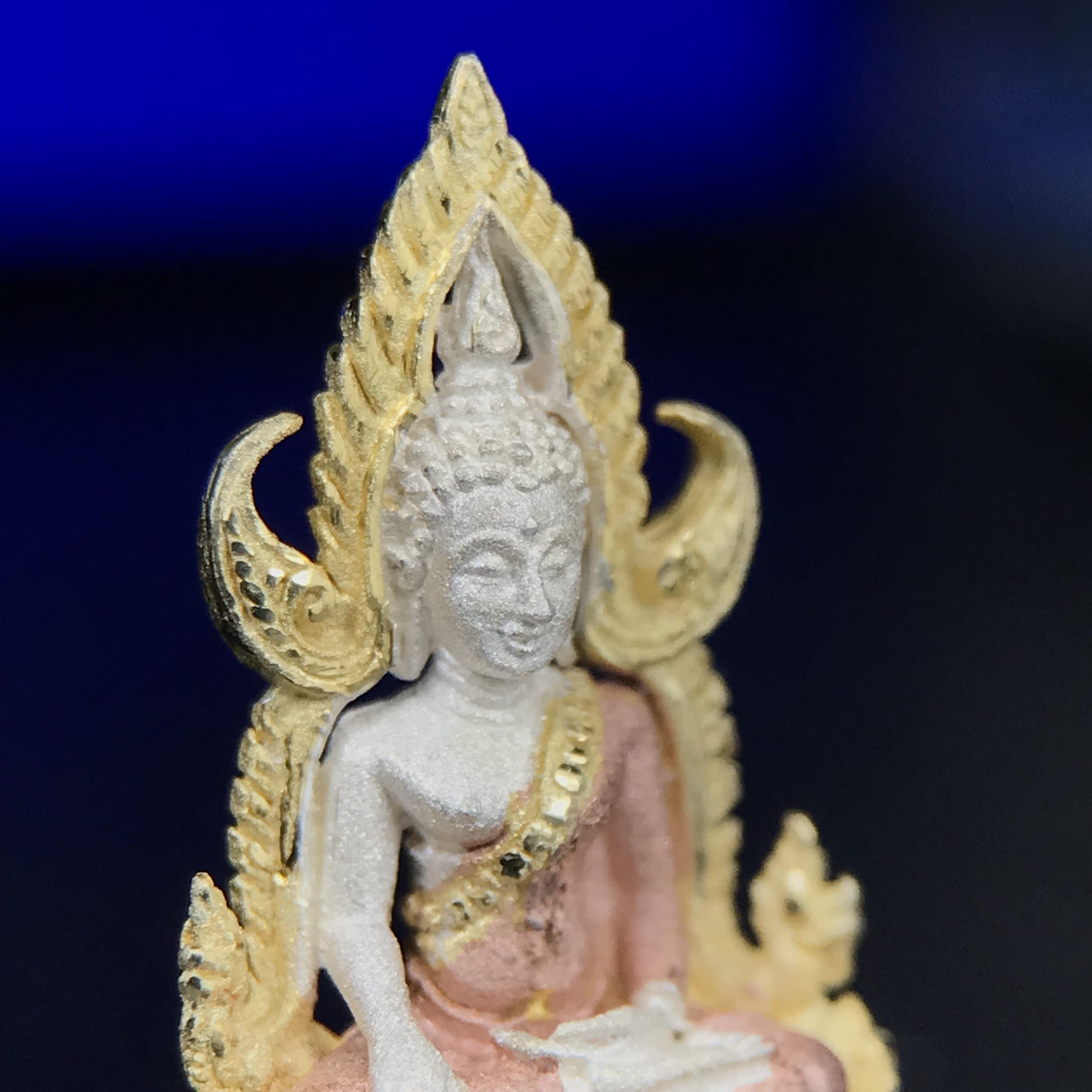 พระพุทธชินราช ภปร. โครงการ เพราะแผ่นดินนี้คือแผ่นดินเกิด เนื้อเงินชุบสามกษัตริย์ ปี2551 ขนาดหน้าตัก1/4นิ้ว(ขนาด1.1x1.6 ซม.) (สวยงามทรงคุณค่า อีกหนึ่งรุ่นยอดนิยมหายาก) (สภาพคัดสวย กล่องบรรจุเดิมครบ)