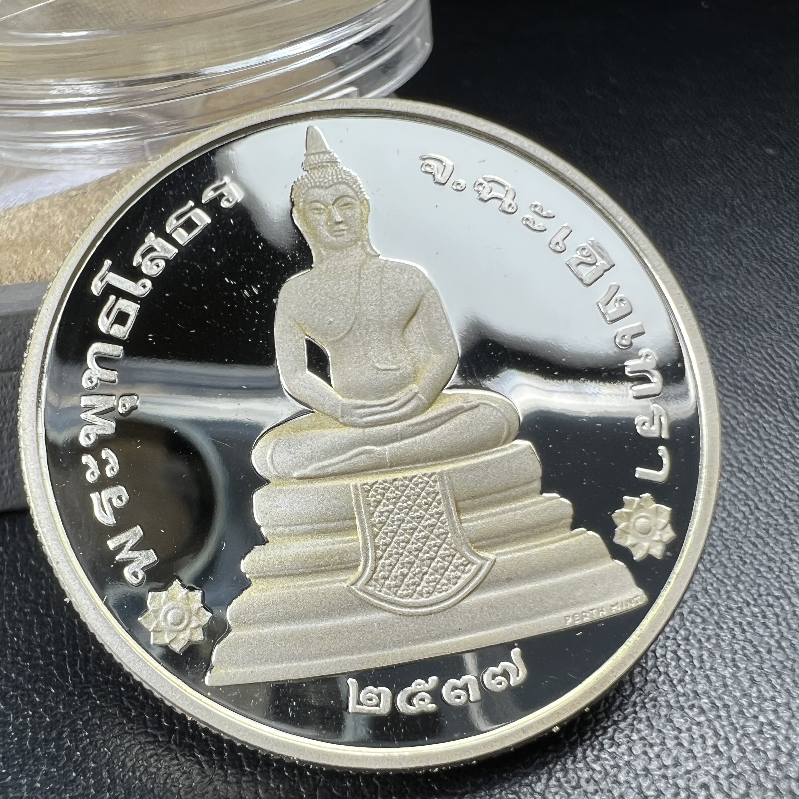 เหรียญพระพุทธโสธร รุ่นนานาชาติ(รุ่นแรก) วัดโสธรวรารามวรวิหาร ปี 2537 พิมพ์โสธรสองหน้า เนื้อเงินขัดเงา ขนาด 3.2 มม. จากโรงงานกษาปณ์เพิร์ธ ประเทศออสเตรเลีย(PERTH MINT AUSTRALIA) อันโด่งดังระดับโลก สภาพสวยพร้อมกล่องเดิมครบสมบูรณ์ (1 ใน 5000 เหรียญ)