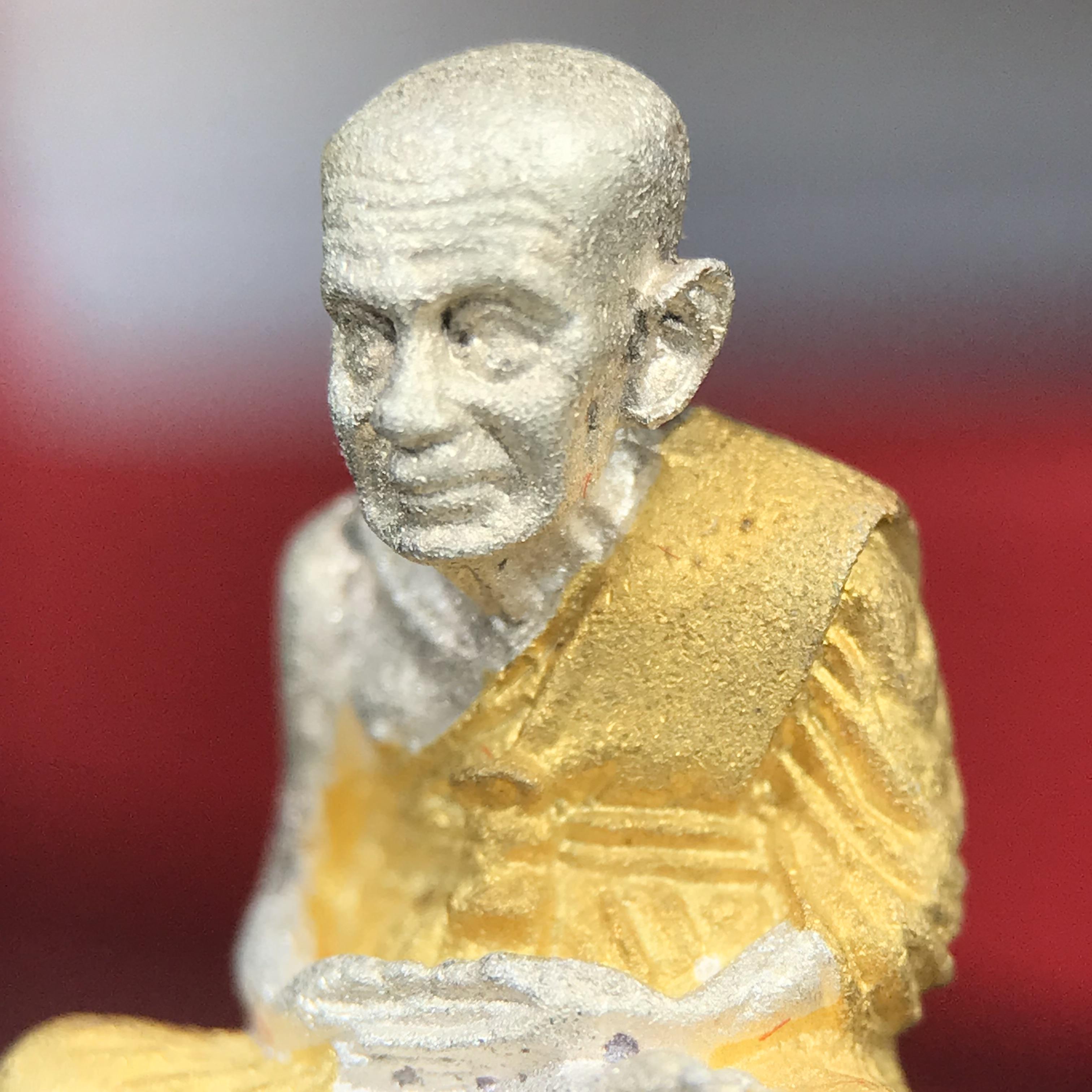 สมเด็จหลวงปู่ทวด วัดช้างให้ รุ่น เฉลิมพระเกียรติ ตราสัญลักษณ์ มวก. พิมพ์ลอยองค์เนื้อเงิน-สามกษัตริย์ ปี 2544 พิธีพุทธาภิเษกใหญ่ ณ อุโบสถวัดช้างให้และอุโบสถวัดพระศรีรัตนศาสดาราม ( วัดพระแก้ว )โดยนิมนต์เกจิชื่อดังสายใต้ทั้งหมดจำนวน 108 รูป