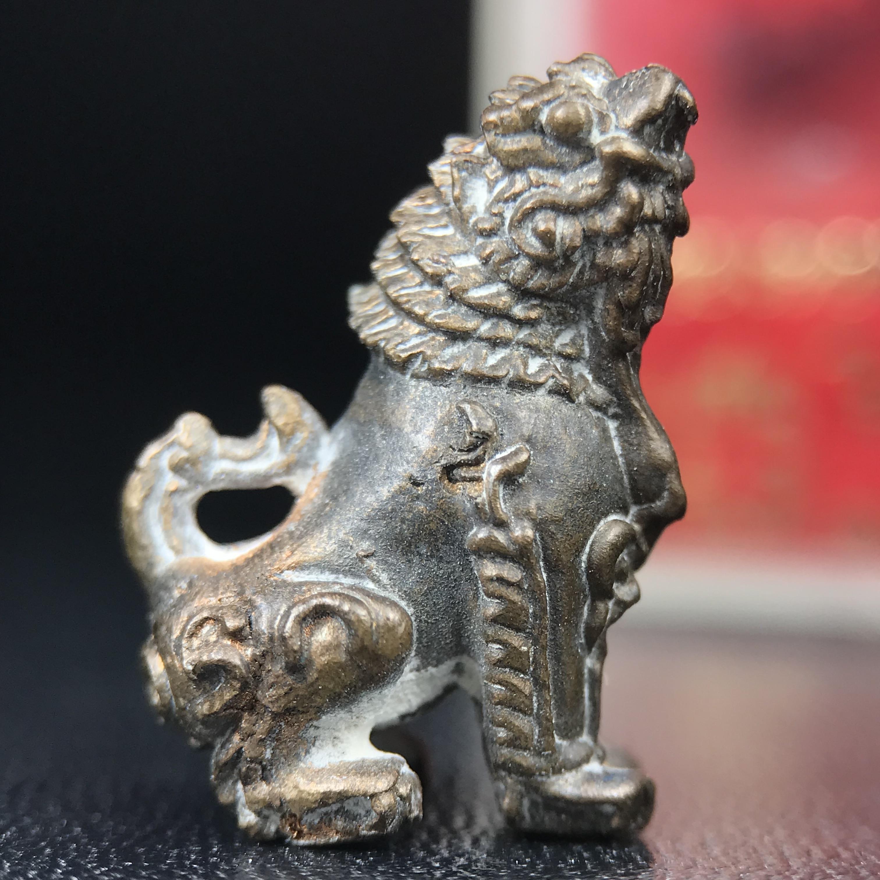 สิงห์เจ้าพ่อดำ วัดบุพพาราม จ.เชียงใหม่ ปี 2518 เนื้อนวโลหะ(ตอก 2 โค๊ต)หายาก(สภาพผิวเดิมสวยเดิมกล่องครบ) สิงห์รุ่นนี้มีพิธีดีมีเกจิอาจารย์ที่ร่วมปลุกเสกมากมาย****เครื่องราง ที่พระบาทสมเด็จพระเจ้าอยุ่รัชกาลที่ ๙ ทรงเสด็จฯประกอบพิธีด้วยพระองค์เอง