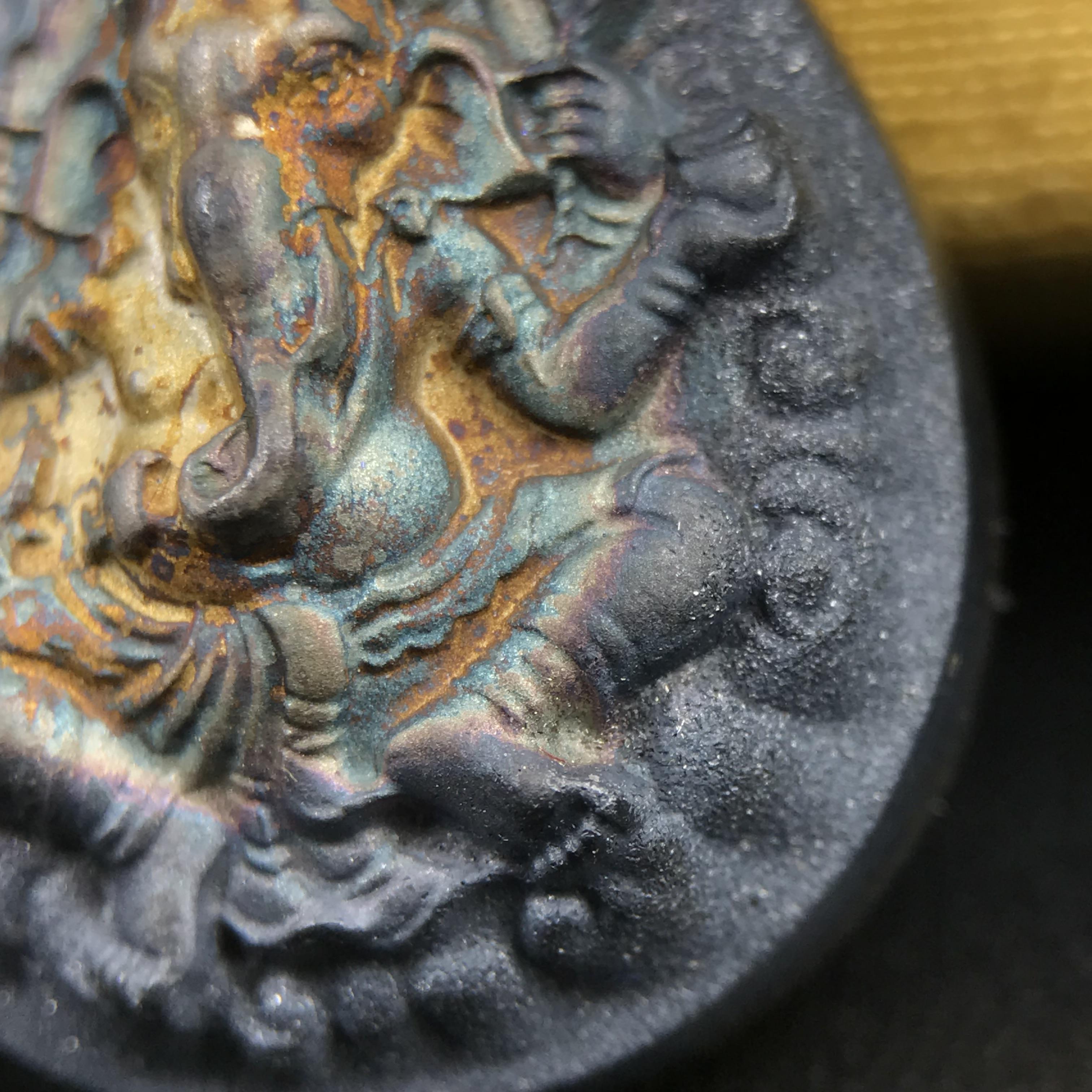 เหรียญพระพิฆเนศวร ญสส. ชุดกาญจนาภิเษกครองราชย์ 50 ปี พุทธศักราช 2538 พิมพ์ใหญ่(2.9 ซม.) เนื้อเงินผิวเดิมกลับดำขึ้นสีรุ้งเข้มขลังงดงามธรรมชาติสร้างสรรค์ สภาพสวยเดิมพร้อมกล่องบรรจุเดิม ตอกโค๊ดหมายเลขกำกับ(1ใน 5539องค์)สี สวย แบบ นิยม หายาก