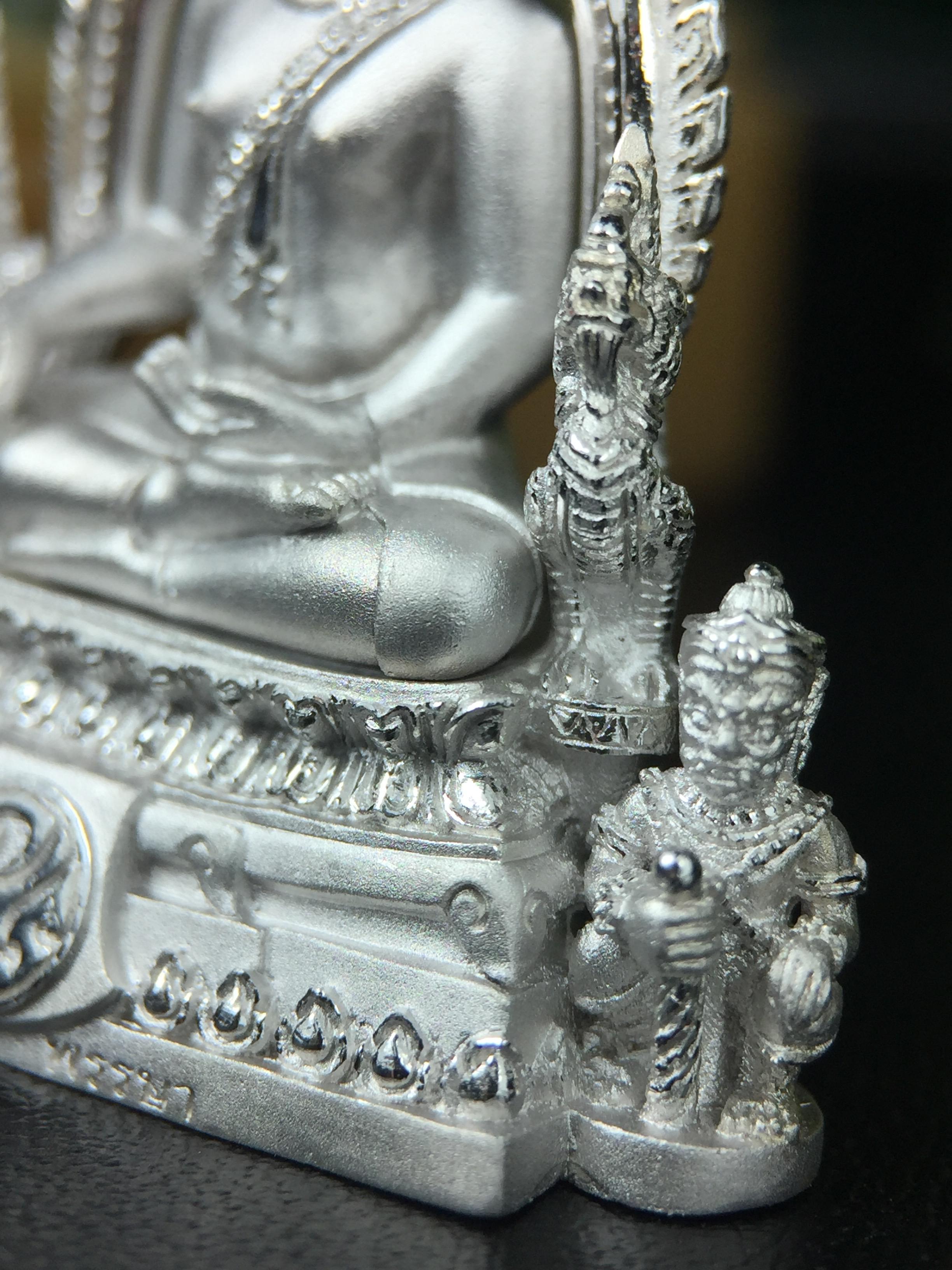 พระพุทธชินราช(จำลอง) ภปร. 84 พรรษา เนื้อเงินชุบทองคำขาว พิมพ์ใหญ่ขนาดหน้าตัก 3/4 นิ้ว(พระราชทานมวลสาร จิตรลดาและเส้นพระเจ้า(เส้นผม))รัชกาลที่9)พุทธศิลป์ทรงคุณค่าอีกหนึ่งรุ่นยอดนิยม(1ใน 3000 องค์)