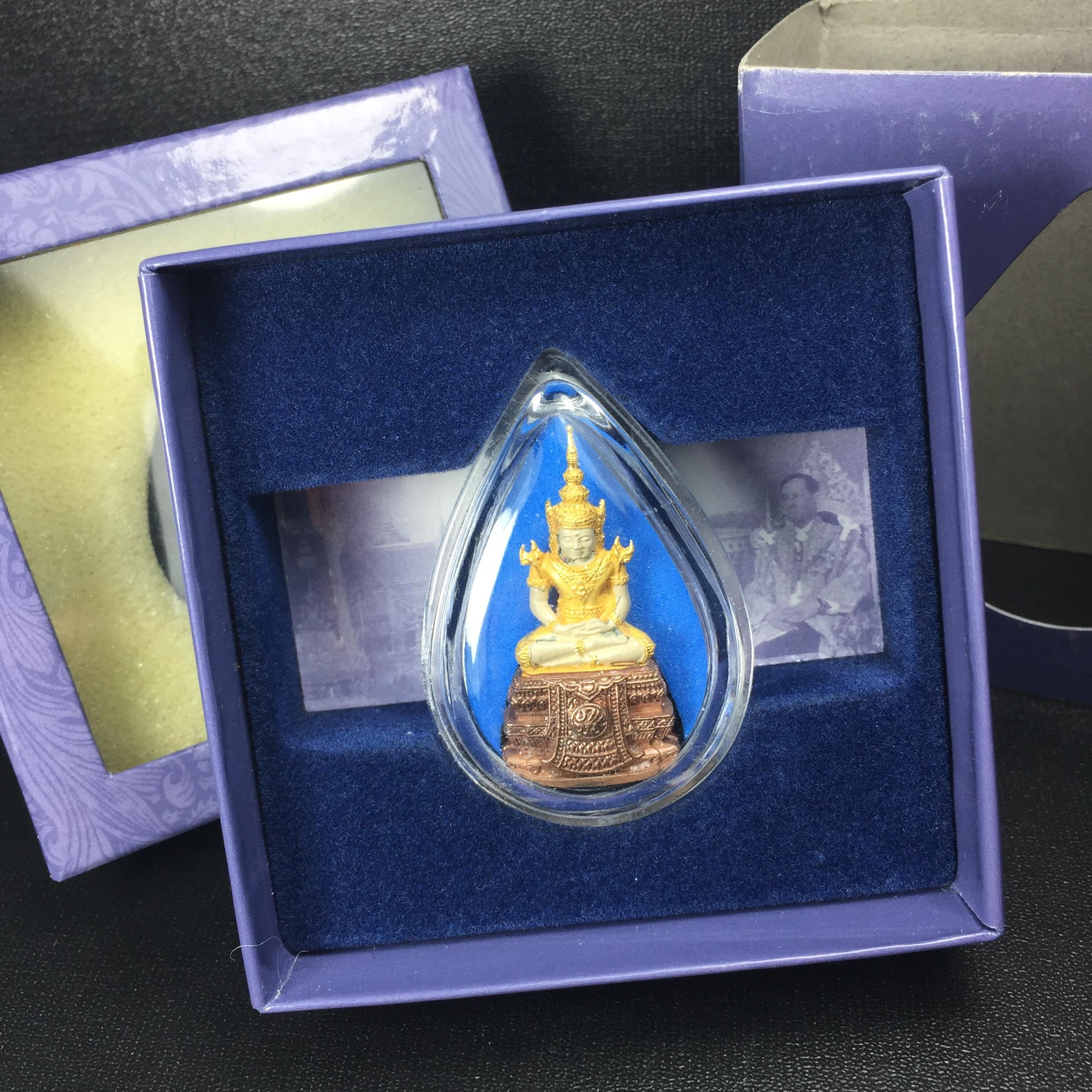 พระแก้วมรกต ภปร. ปี2547 จัดสร้างโดย รพ.ภูมิพลฯ เนื้อเงิน (3 กษัตริย์)ลอยองค์ หน้าตัก 1/2 นิ้ว(1ใน3000องค์)