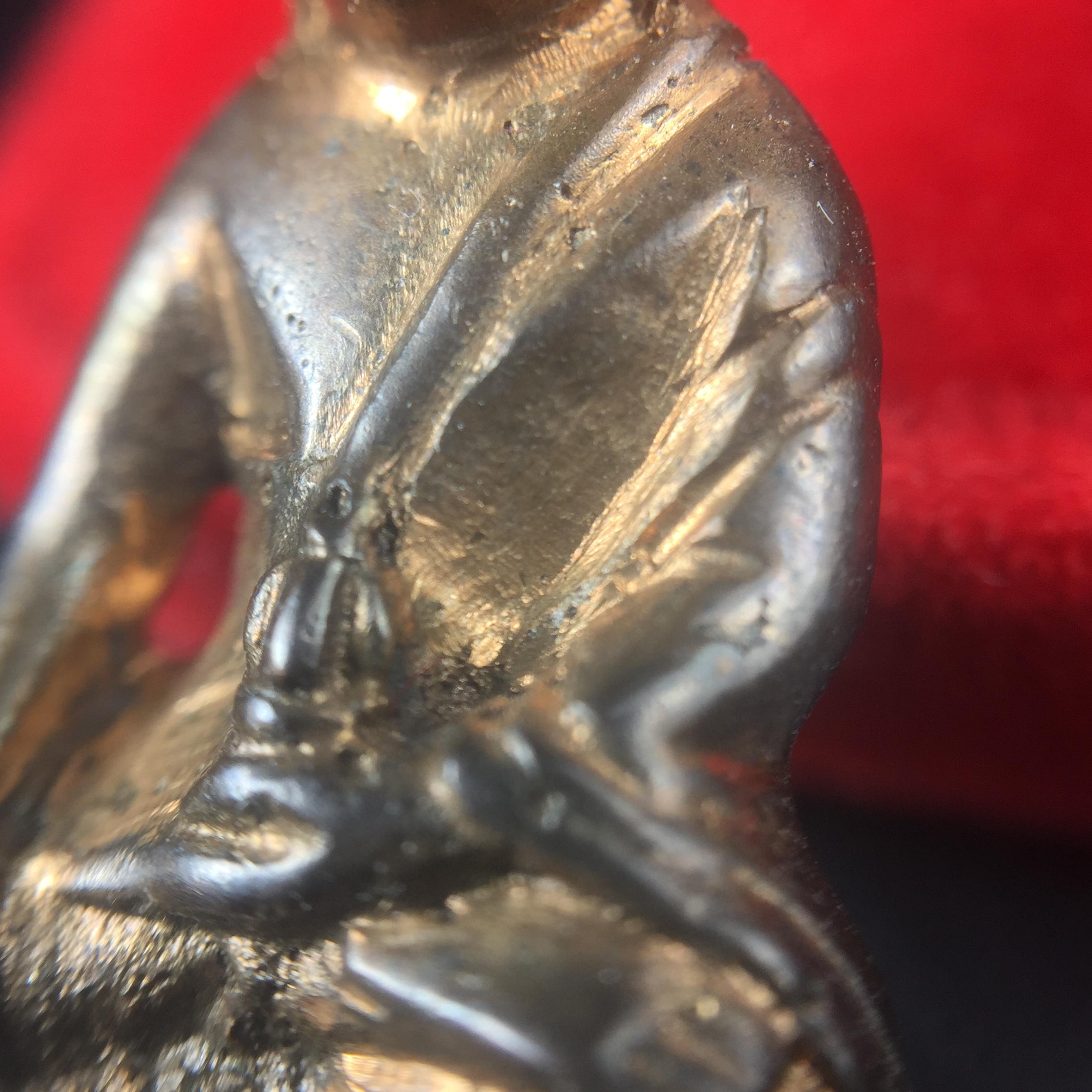 พระกริ่ง-พระชัยวัฒน์ ปวเรศ ปี2530 วัดบวรนิเวศราชวรวิหาร(องค์พระชัยวัฒน์เลี่ยมกรอบทองคำแท้)(ในหลวง ร.9 เสด็จเททอง)(บรรจุเส้นเกศาในหลวงรัชกาลที่9)พร้อมสูจิบัตรเดิมตอนจัดสร้าง(สภาพสวยครบสมบูรณ์) (องค์หน้าใหญ่)(องค์ทองทบ)แบบพิมพ์นิยมหายาก