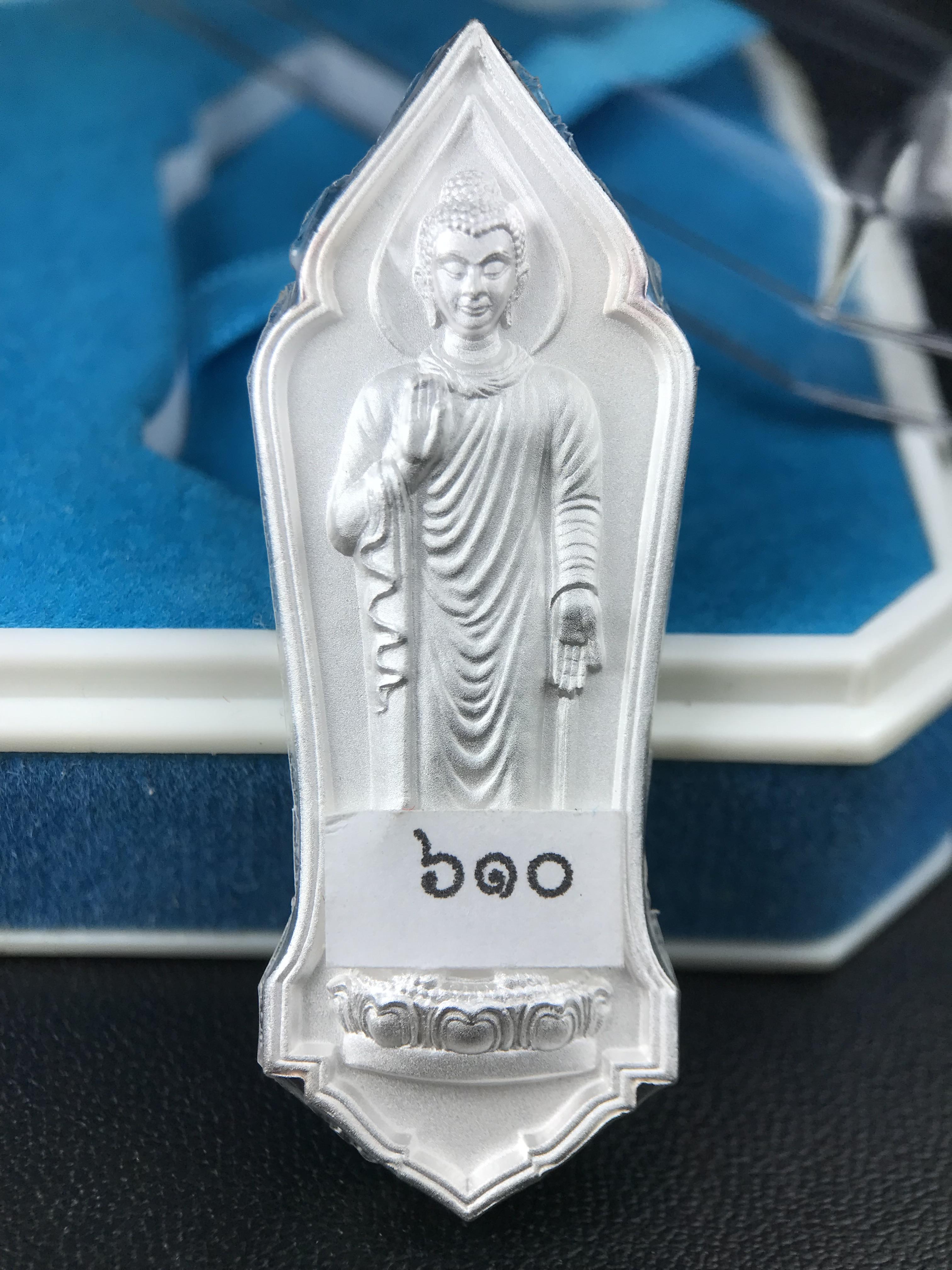 เหรียญที่ระลึกพระพุทธเมตตาประชาไทยไตรโลกนาถคันธารราฐอนุสรณ์ หลัง ภปร. และ สก. วัดทิพย์สุคนธาราม จ.กาญจนบุรี ปี 2558 เนื้อเงิน 99.99% ขนาดสูง 4.6 ซม. ที่ระลึก ร.9 พระชนมพรรษาครบ 7 รอบ และ สมเด็จพระราชินี พระชนมพรรษา 80 พรรษา พิธีใหญ่(หายาก1 ใน 999 เหรียญ)