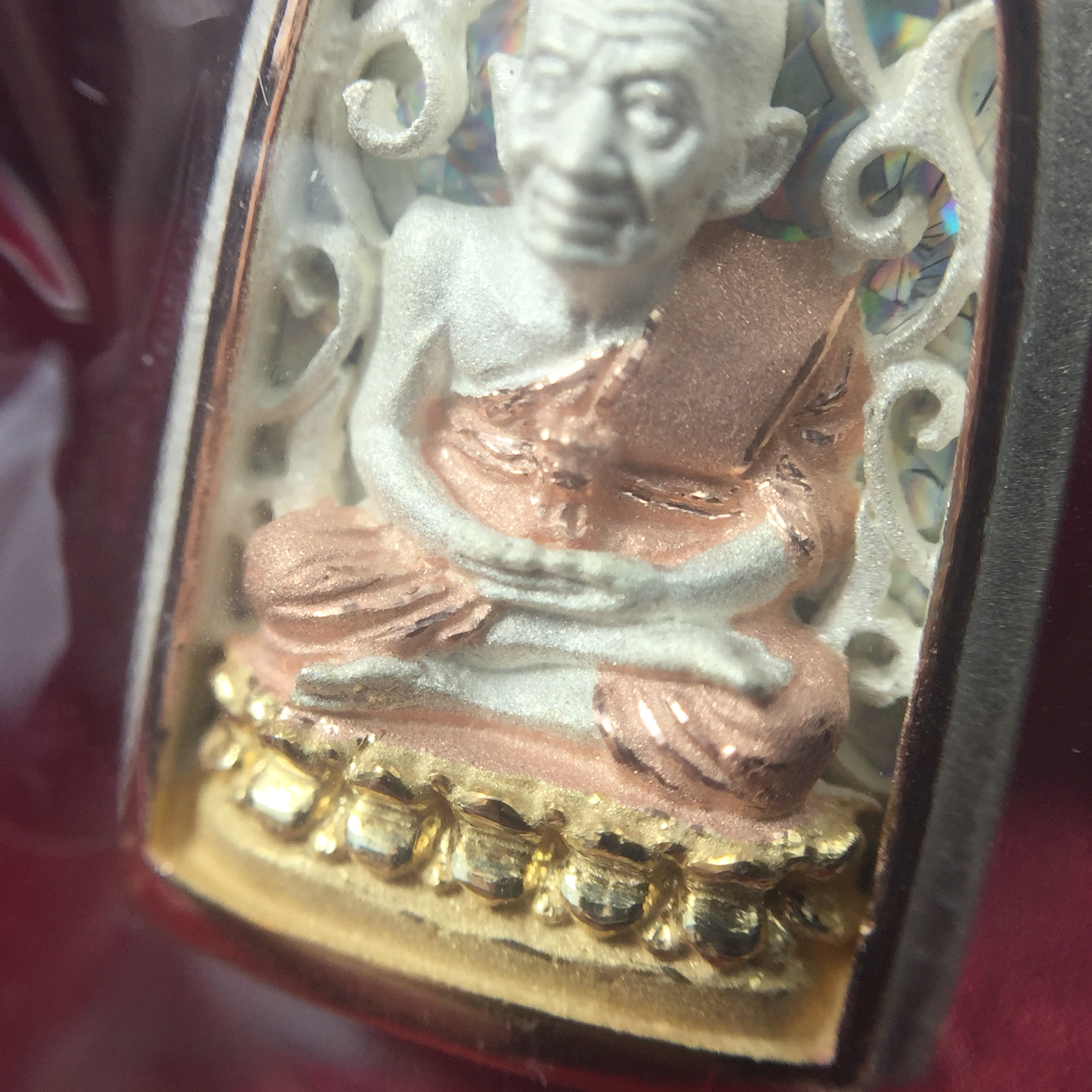 เหรียญหลวงพ่อทวด รุ่น มงคลบารมี วัดประสาทบุญญาวาส ปี 2545 เนื้อเงินสามกษัตริย์ พิมพ์ทรงพระรอด(ขนาด 2.2*1.5 ซม.)ฉลุลายฉากพื้นหลังสามมิติเปลือกหอยมุกสวยงาม ตอกโค๊ต ก(กรรมการ)พร้อมกล่องบรรจุเดิม