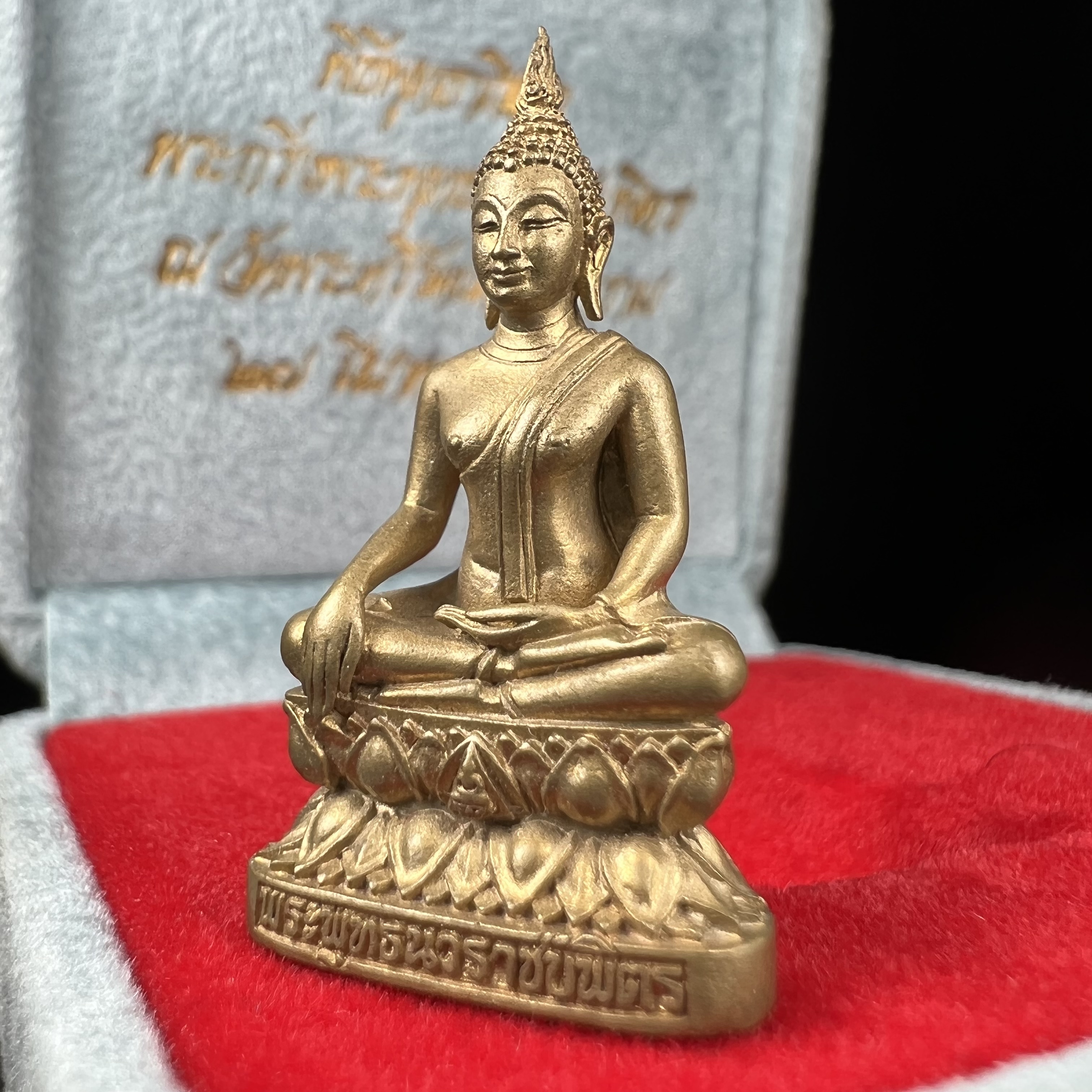 พระกริ่งพระพุทธนวราชบพิตร ครองสิริราชสมบัติครบ 50 ปี พ.ศ.2540 เนื้อทอง93 ชุดพระราชทาน(หายาก)