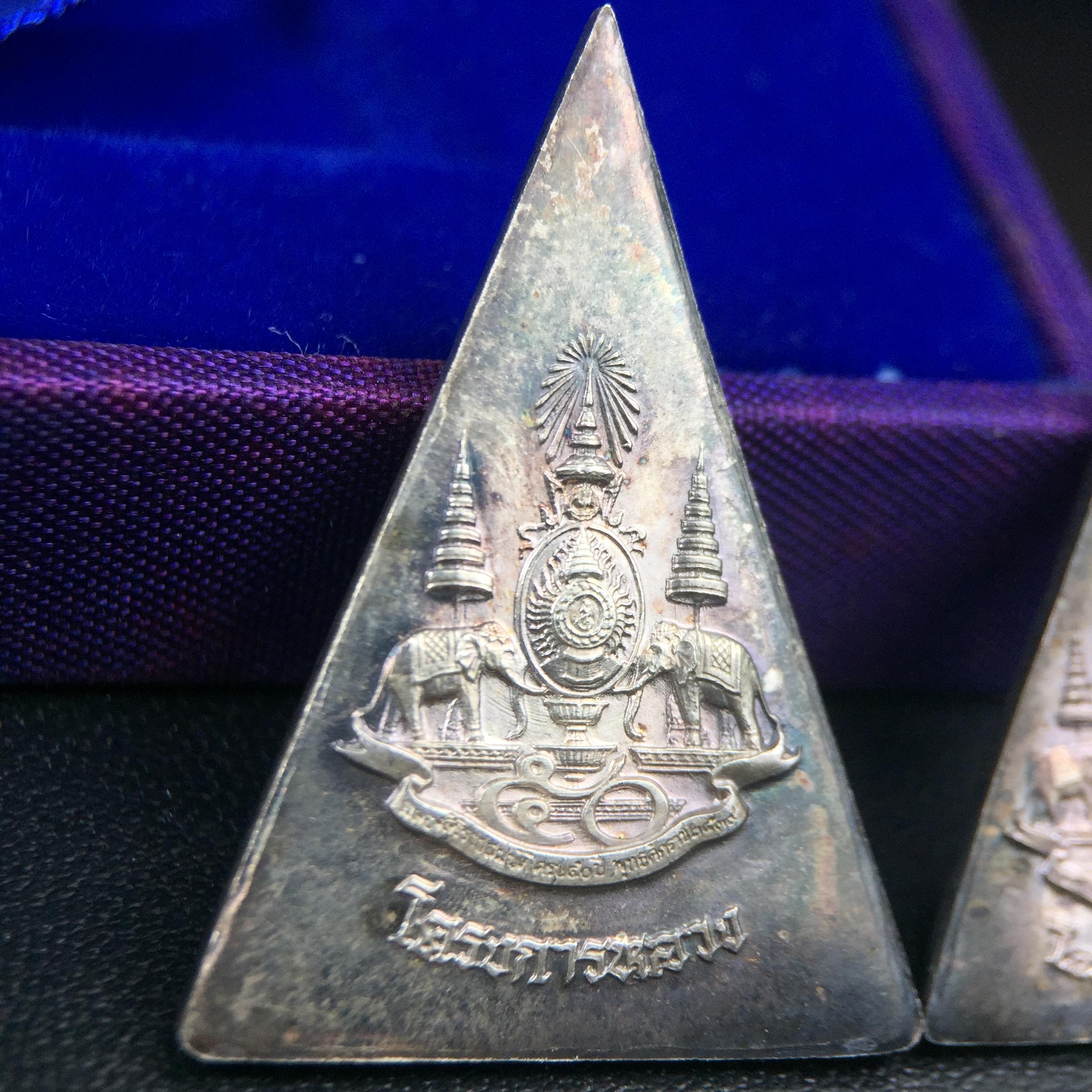 พระพุทธนวราชบพิตร พระพิมพ์จิตรลดา โครงการหลวง ปี2539 (พิมพ์ใหญ่+พิมพ์เล็ก) เนื้อเงินผิวเดิมขึ้นสีรุ่ง สวย แบบนิยมพร้อมกล่องบรรจุเดิม พิธีใหญ่ ปลุกเสกวัดพระแก้ว(1ชุด 2 องค์)