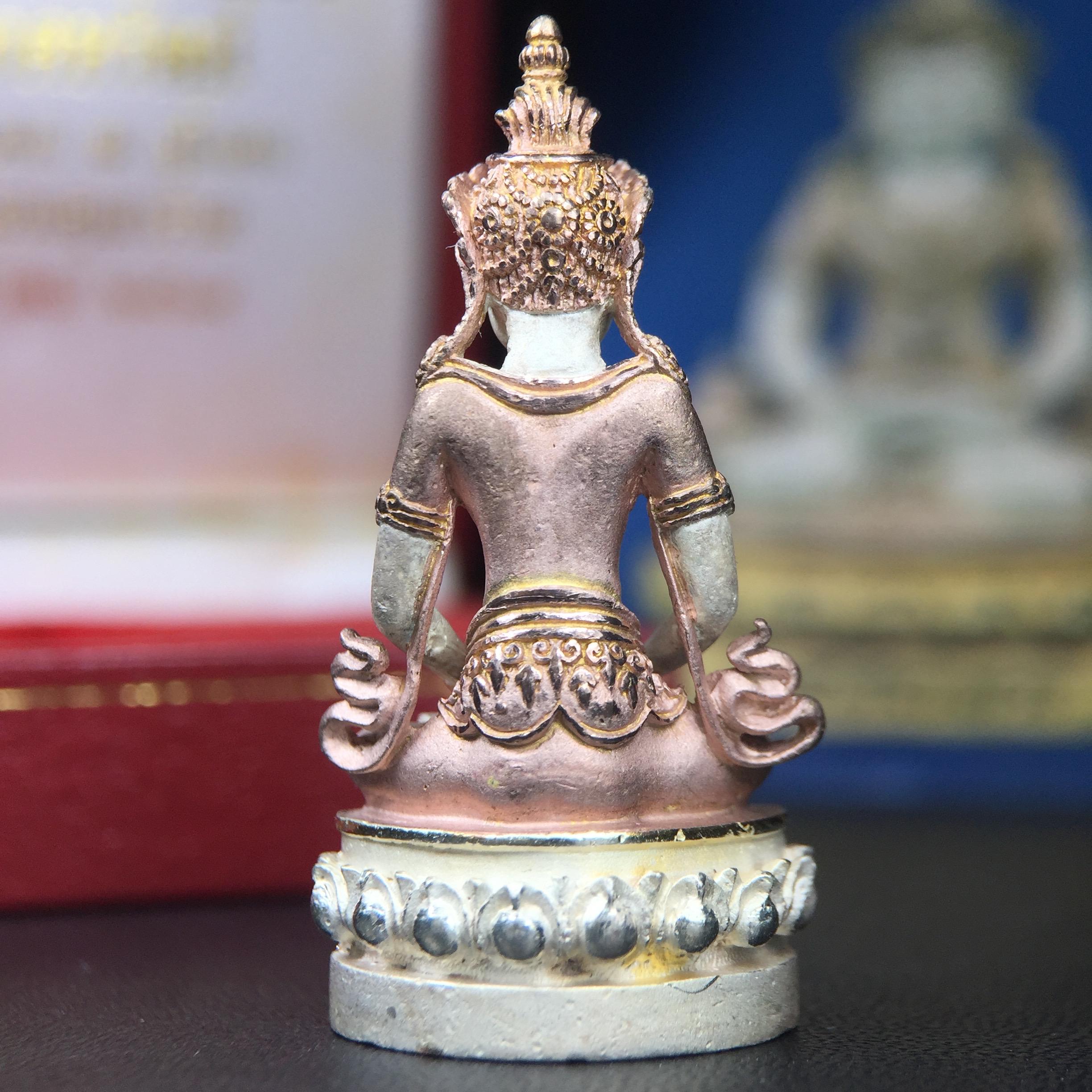 พระกริ่งอวโลกิเตศวร ( เจ้าแม่กวนอิม ) วัดโพธิ์แมนคุณาราม เนื้อเงิน 3 กษัตริย์ พ่นทราย รุ่นอุดมโภคทรัพย์ พ.ศ.2539(พร้อมกล่องบรรจุการ์ดใบรับรองเดิมครบ) (อีกหนึ่งรุ่นยอดนิยม พุทธศิลป์สวยงดงาม)