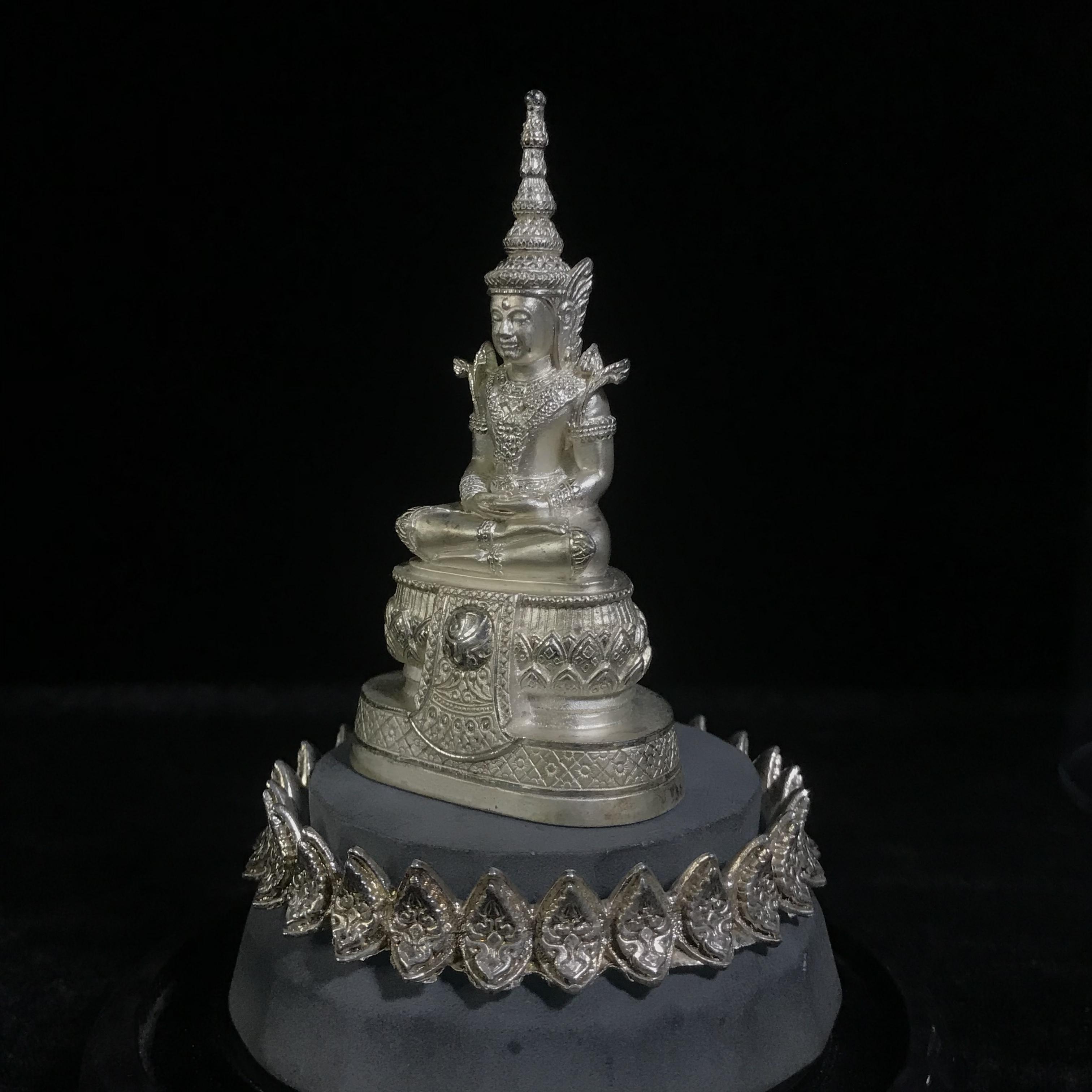 พระแก้วมรกต ภปร.(รุ่นแรก) ปี2545 รุ่นฉลองกรุงรัตนโกสินทร์ครบ 220 ปี หล่อลอยองค์ เนื้อเงิน ขนาดบูชา 50*90 มม. พร้อมฐานวางครอบแก้วเดิม(สวยงามและหายากมาก)(1ใน3000องค์)