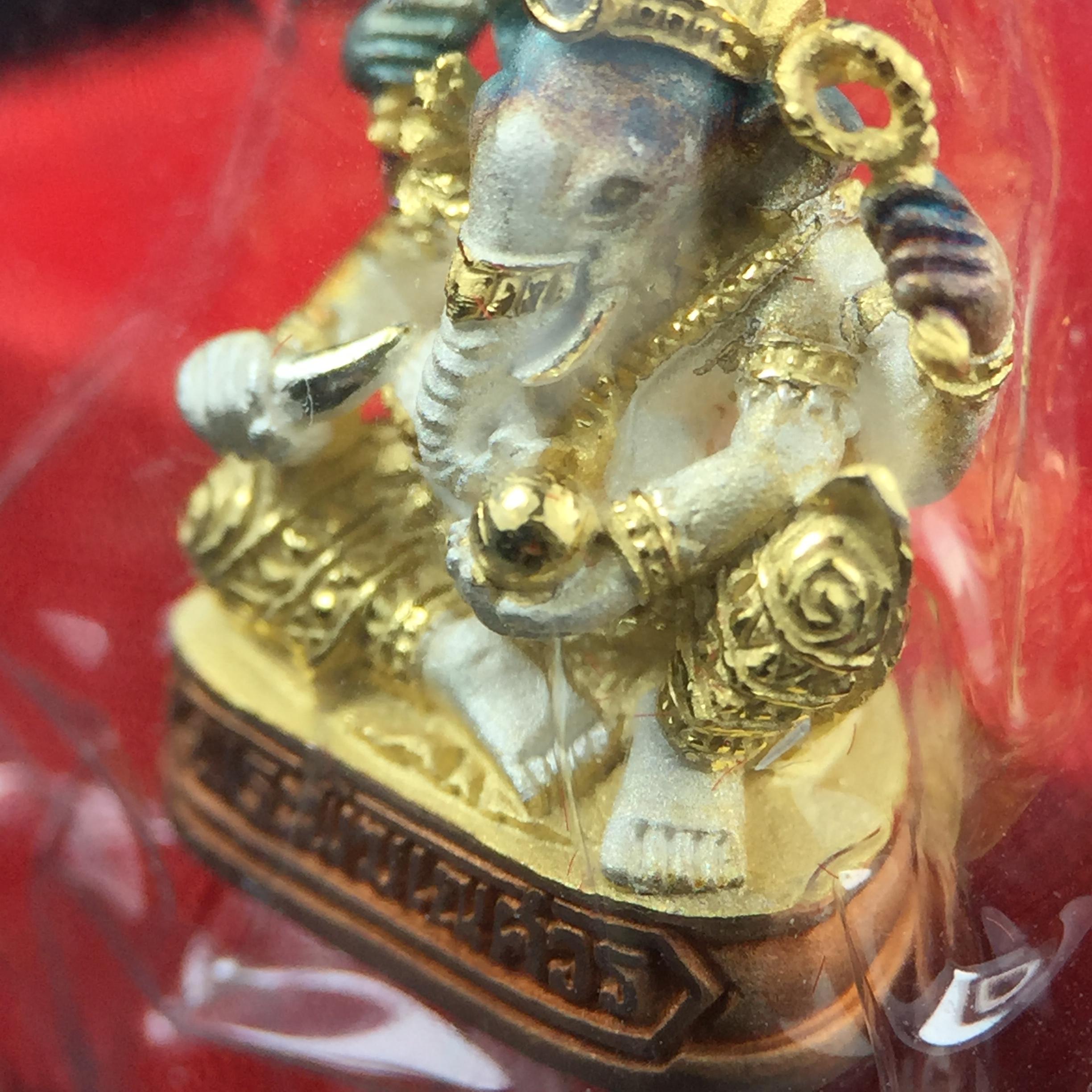 พระพิฆเณศวร วัดบวรนิเวศวิหาร ปี 2542 เนื้อเงินสามกษัตริย์พ่นทรายขัดเงาบางส่วน(ฝังพลอย1เม็ด)(ขนาด 2* 1.4 ซม.) สภาพสวยซีนซองเดิมพร้อมกล่องบรรจุเดิม ตอกโค๊ดหมายเลขกำกับ(ผิวเดิมขึ้นสีรุ้งธรรมชาติ สวย)(คัดสภาพสวยเดิม พิธีใหญ่ พุทธศิลป์งดงาม)