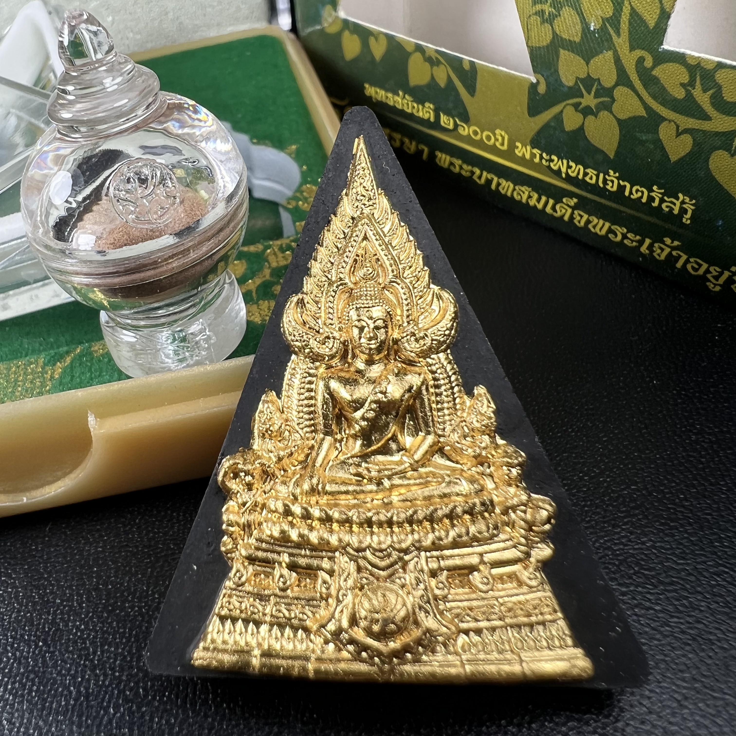 พระพุทธชินราช(จำลอง)ภปร. 84พรรษา เนื้อผงปิดทองด้านหน้า หลัง ภ.ป.ร. เงินชุบทองคำขาว(พระราชทานมวลสาร จิตรลดาและเส้นพระเจ้า ร.9(เส้นผม))