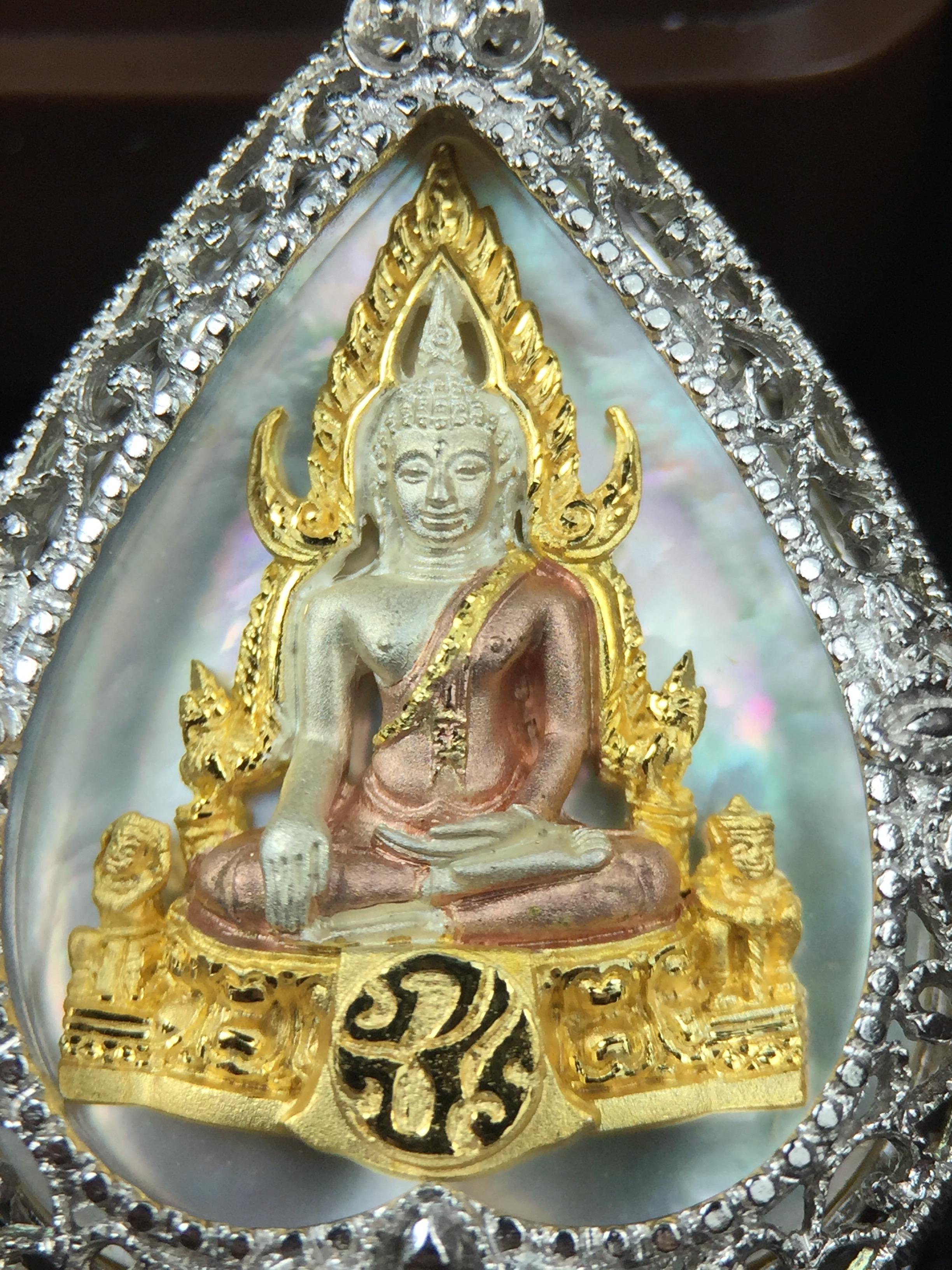 พระพุทธชินราช ภปร. โครงการ "เพราะแผ่นดินนี้ คือ แผ่นดินเกิด" ปี2548(รุ่นแรก) เหรียญทรงใบโพธิ์ ขนาด 21 x 29 มม. เนื้อเงินสามกษัตริย์ องค์พระชุบสามกษัตริย์ ล้อมด้วยกรอบเงินชุบทองคำขาวสลักเสลาเป็นลวดลายละเอียดอ่อน ส่วนพื้นองค์พระเป็นเปลือกหอยมุข