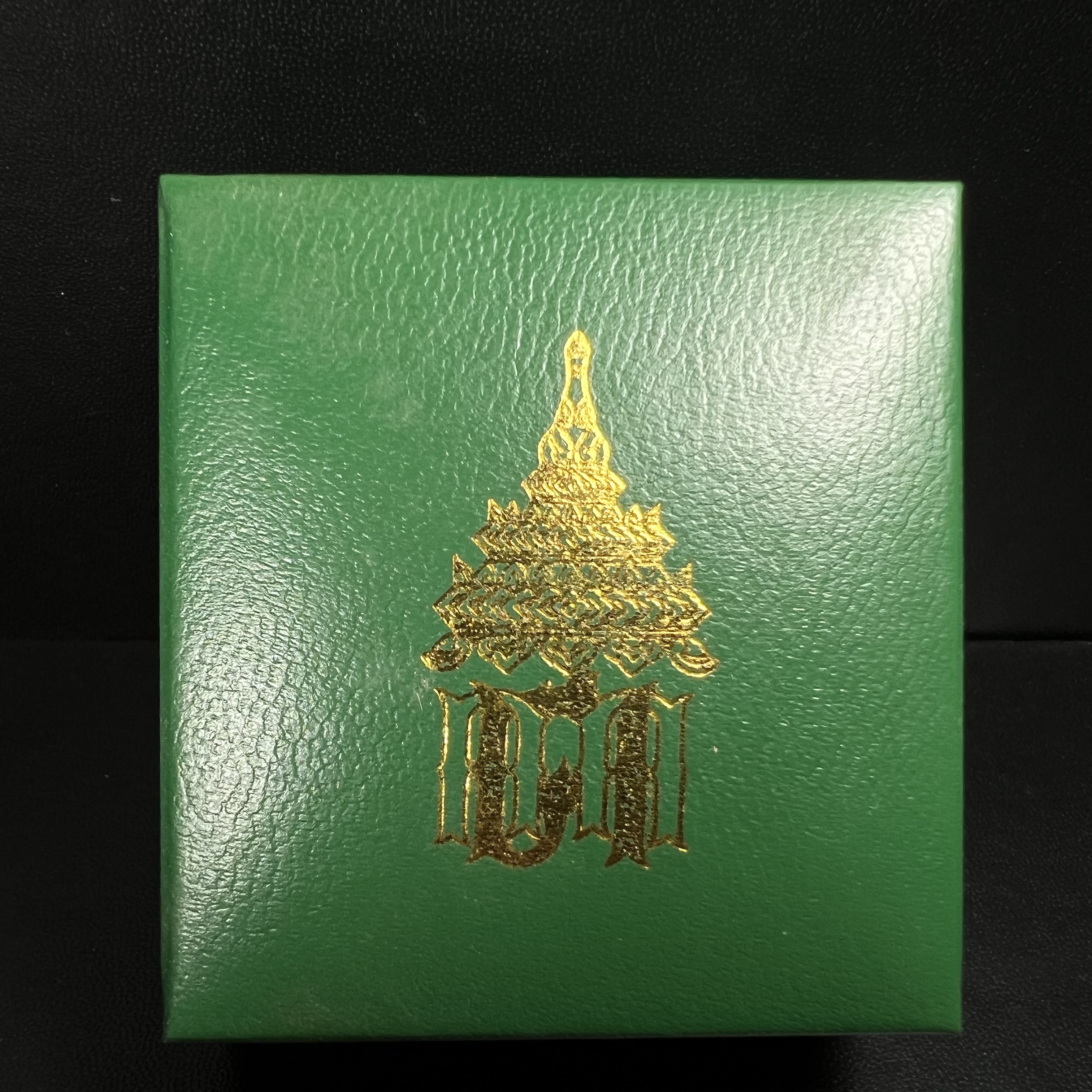 พระพุทธโสธร รุ่น กศก. 120 ปี เนื่องในโอกาสครบ 120 ปี กรมศุลกากร กระทรวงการคลัง จัดสร้าง ปี 2537 เนื้อเงินบริสุทธิ์ 99.9% ผิวขัดเงาลงดำ(งานบริษัท แพรนด้า จิวเวลรี่)สวยงดงาม ทรงคุณค่า