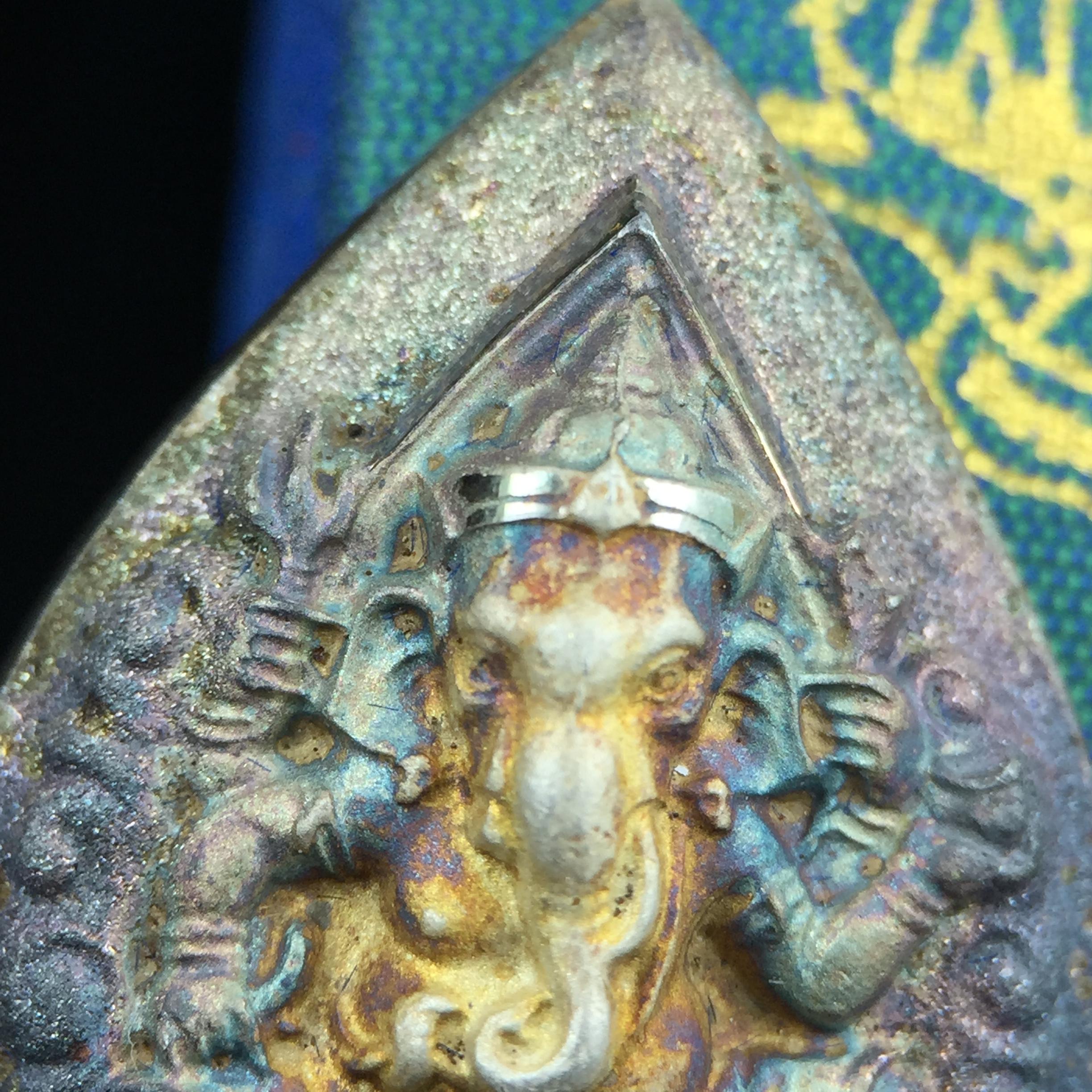 เหรียญพระพิฆเนศวร ญสส. ชุดกาญจนาภิเษกครองราชย์ 50 ปี พุทธศักราช 2538 พิมพ์ใหญ่(2.9 ซม.) เนื้อเงินผิวเดิมกลับดำขึ้นสีรุ้งเข้มขลังงดงามธรรมชาติสร้างสรรค์ สภาพสวยเดิมพร้อมกล่องบรรจุเดิม ตอกโค๊ดหมายเลขกำกับ(1ใน 5539องค์)