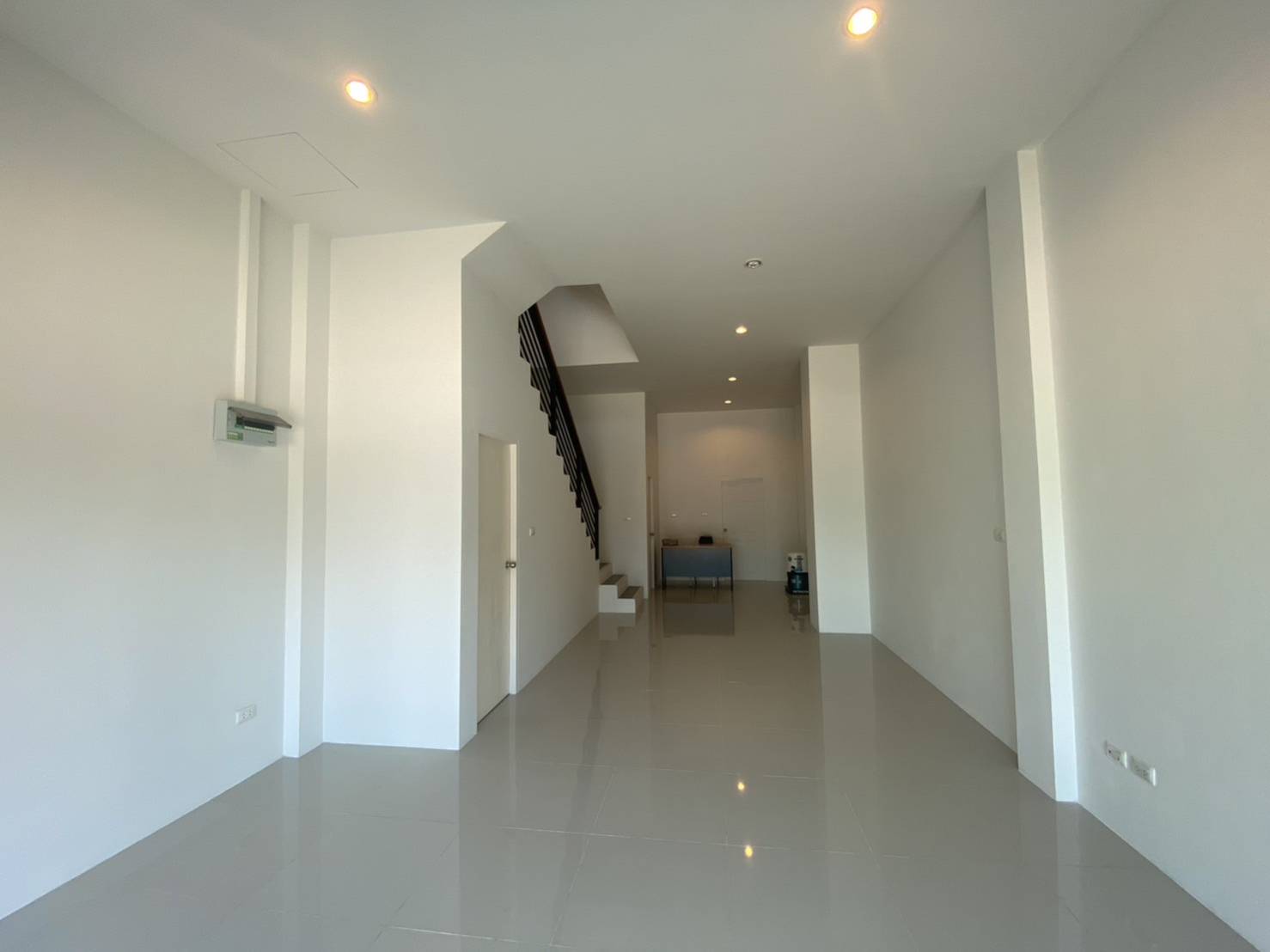 For Sales : Chaofah, 3-Storey Commercial Building, 3 Bedrooms 4 Bathrooms