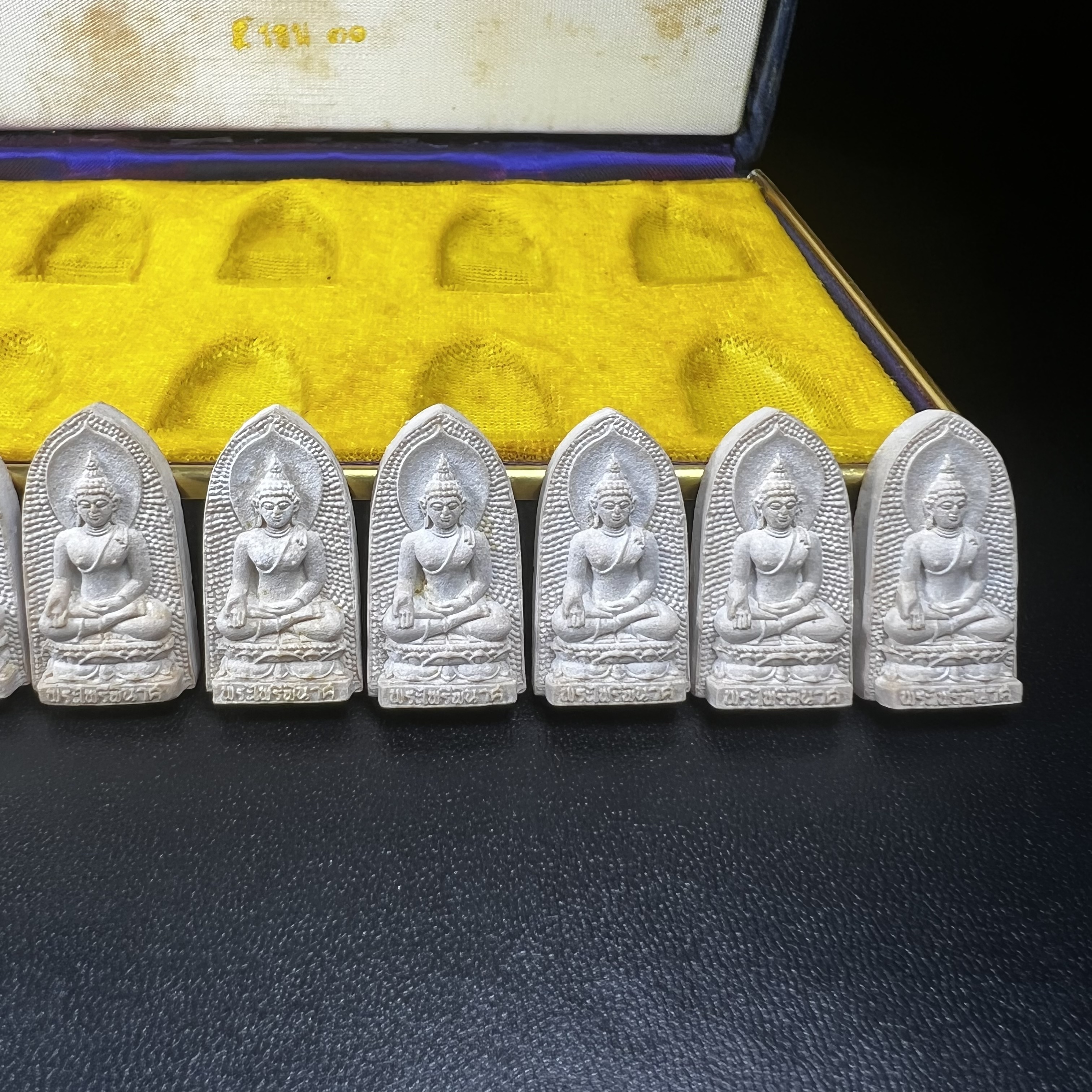 พระไพรีพินาศ ภปร. ครบ 5 รอบ ในหลวงรัชกาลที่ 9 ปี 2530(เนื้อผงพิมพ์ใหญ่) ชุดกรรมการ บรรจุจำนวน 10 องค์ ในกล่อง ตราสัญลักษณ์ ภปร.(ในหลวงรัชกาลที่9เสด็จในพิธีเจิมพระสุหร่าย)พระดี พิธีใหญ่ ประกอบพิธีพุทธาภิเษกพร้อมกับพิธีพระกริ่งปวเรศ ปี2530 วัดบวรนิเวศวิหาร