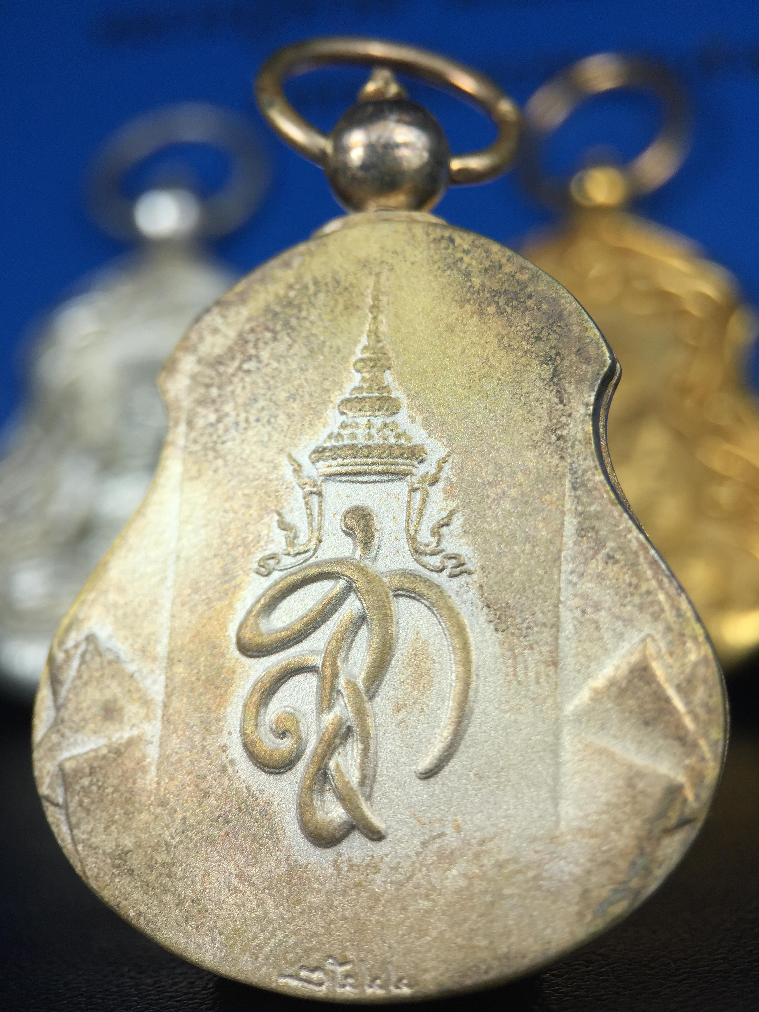 เหรียญหลวงปู่ทวด พระนามาภิไธย สก. แบบงานฉลุโบราณ(HAND MADE) ปี 2544 ชุดทองคำ(เนื้อทองคำ(15.16 กรัม)+เนื้อเงิน+เนื้อบรอนซ์)พิธีปลุกเสก ณ อุโบสถวัดช้างให้ และ พิธีมังคลาภิเษก ณ พระอุโบสถ วัดพระศรีรัตนศาสดาราม(วัดพระแก้ว) (1 ใน 500 ชุด)พบเจอน้อยหายากมาก