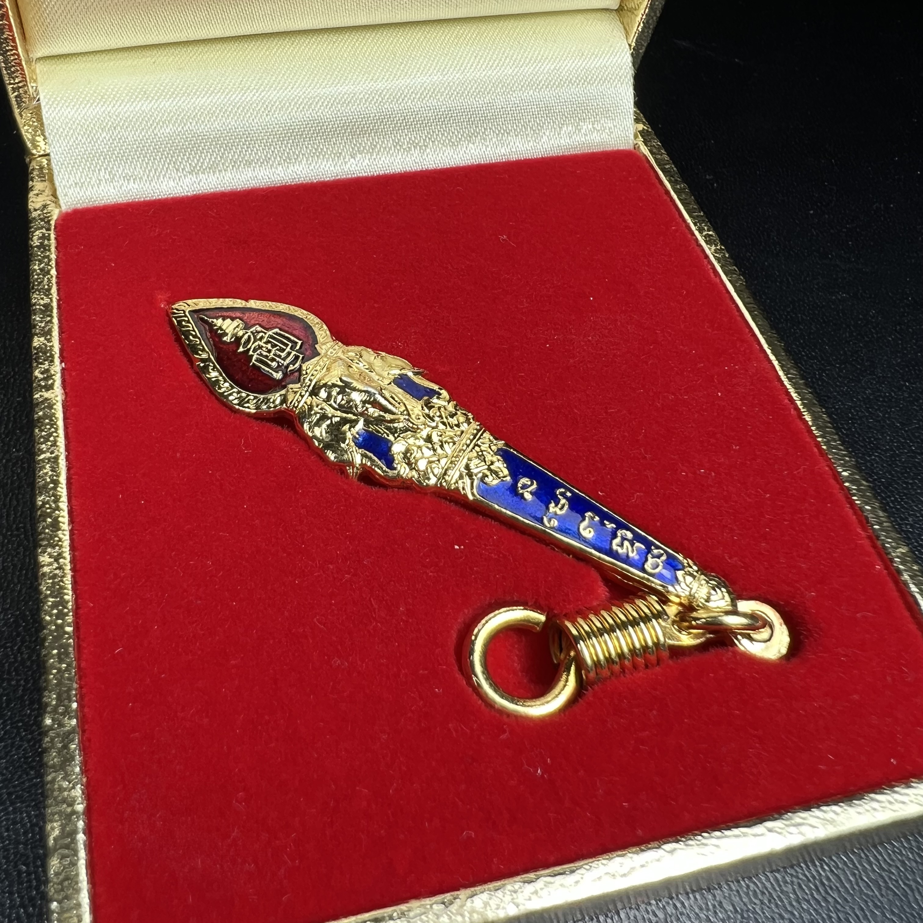 แหนบ ญสส. ๘๔ พรรษา ช้างสามเศียร รุ่นแรก วัดบวรนิเวศวิหาร สร้างในมหามงคลวโรกาสฉลองพระชนมายุ 84 พรรษา สมเด็จพระญาณสังวร สมเด็จพระสังฆราช 3 ตุลาคม 2540 เนื้อชุบทองลงยาราชาวดี พร้อมกล่องบรรจุเดิมครบ