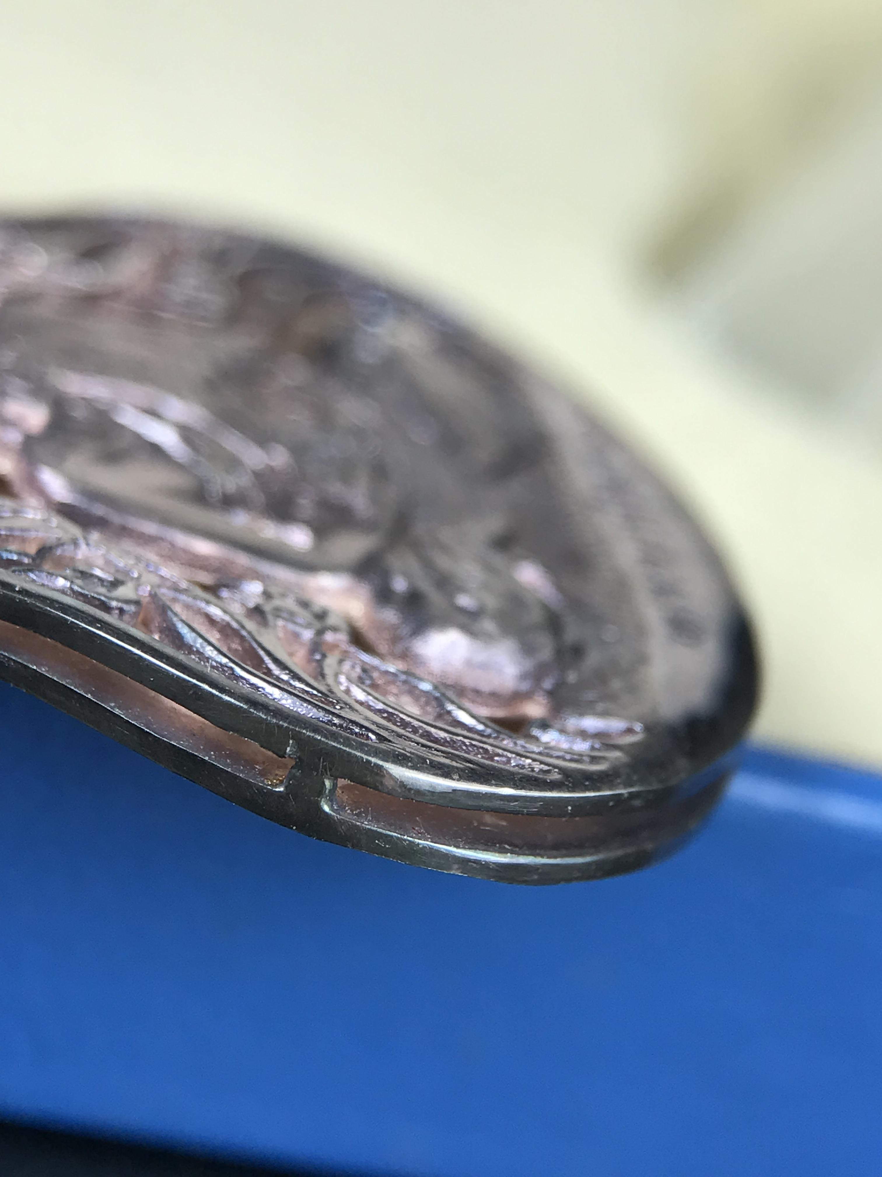 เหรียญหลวงปู่ทวด พระนามาภิไธย สก. แบบงานฉลุโบราณ(HAND MADE) ปี 2544 เนื้อเงิน(ผิวเดิมขึ้นสีรุ้งออกม่วงธรรมชาติสวยมาก) พิธีปลุกเสก ณ อุโบสถวัดช้างให้ และ พิธีมังคลาภิเษก ณ พระอุโบสถ วัดพระศรีรัตนศาสดาราม(วัดพระแก้ว) (1 ใน 2000 เหรียญ)พบเจอน้อยหายากมาก