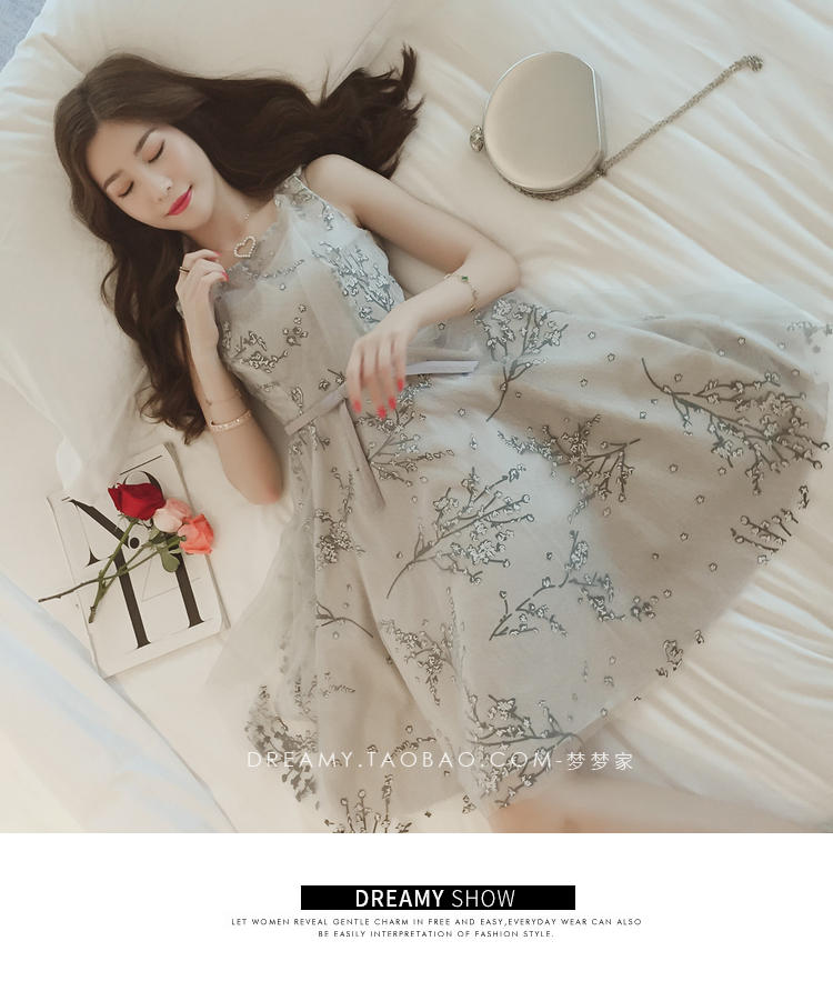 ชุดเดรสสั้นผ้าโปร่งสีเทา ลายสกรีนดอกไม้สีขาว