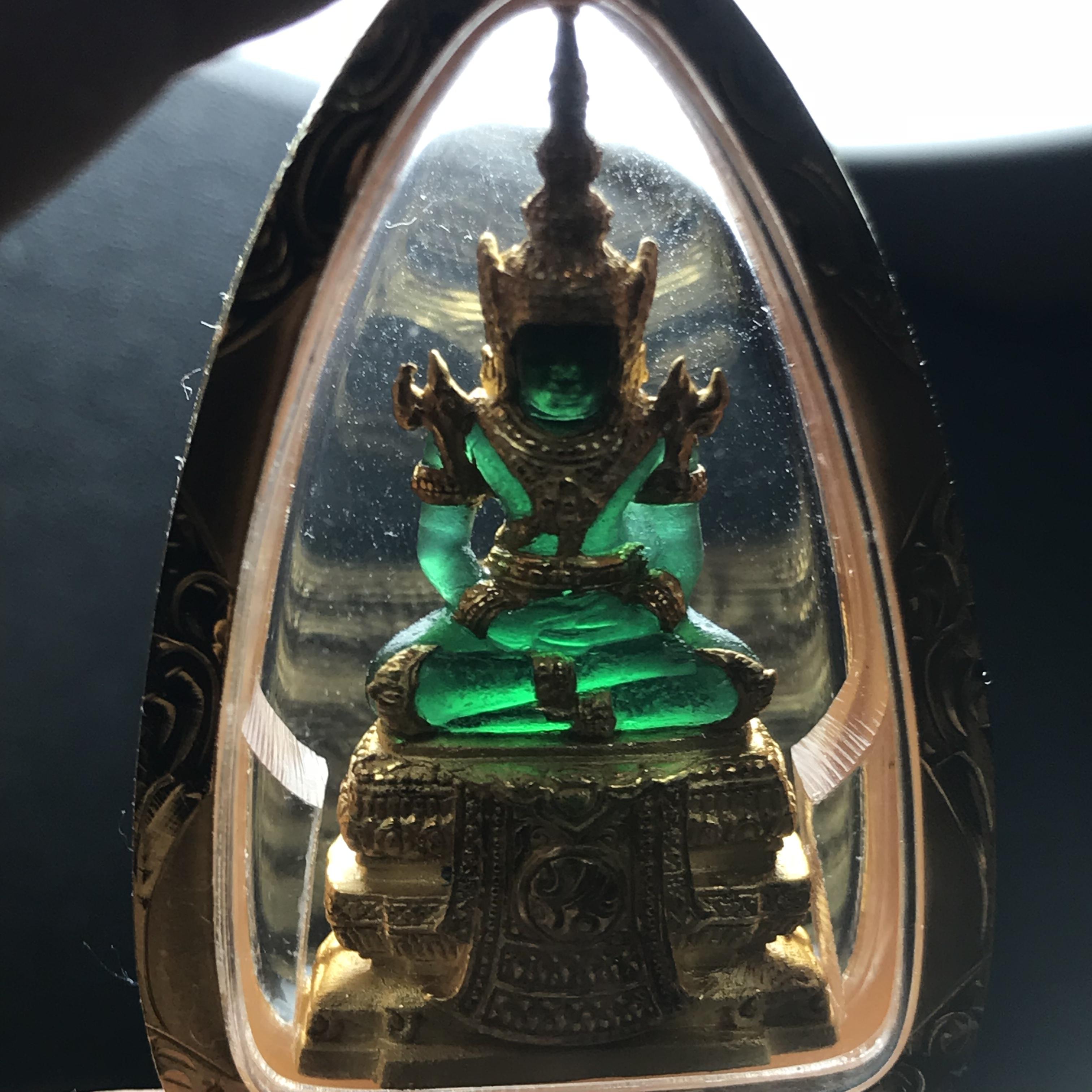 พระแก้วมรกต ภปร. ปี2547 จัดสร้างโดย รพ.ภูมิพลฯ เนื้อเรซิ่นหุ้มทองคำพิมพ์ลอยองค์ หน้าตัก 1/2 นิ้ว เลี่ยมกรอบทองคำแท้พร้อมใช้