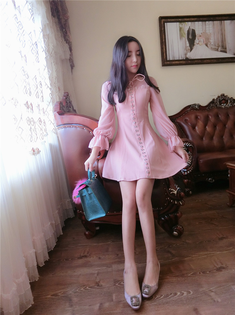 ชุดเดรสสั้นสีชมพูผ้าชีฟอง+ผ้าโพลีเอสเตอร์แขนยาว ทรงปล่อยสวยสดใส