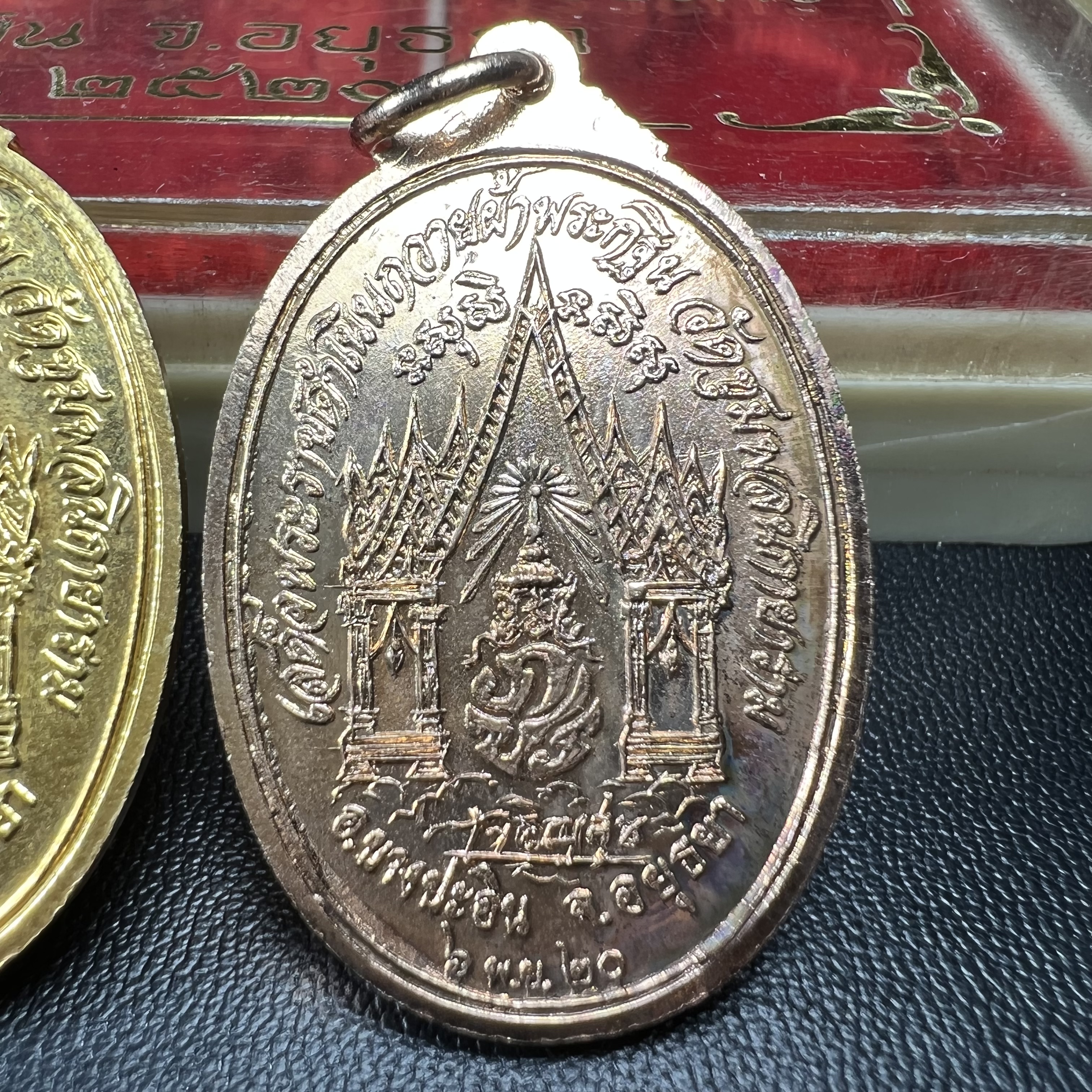 เหรียญในหลวงทรงผนวช ที่ระลึกเสด็จพระราชดำเนินถวายผ้าพระกฐิน วัดชุมพลนิกายารามวรวิหาร ปี2520 ครบชุด 3 เหรียญ(กะไหล่ทอง กะไหล่เงิน กะไหล่นาค) พิมพ์นิยม สภาพสวย กล่องบรรจุเดิม หายาก