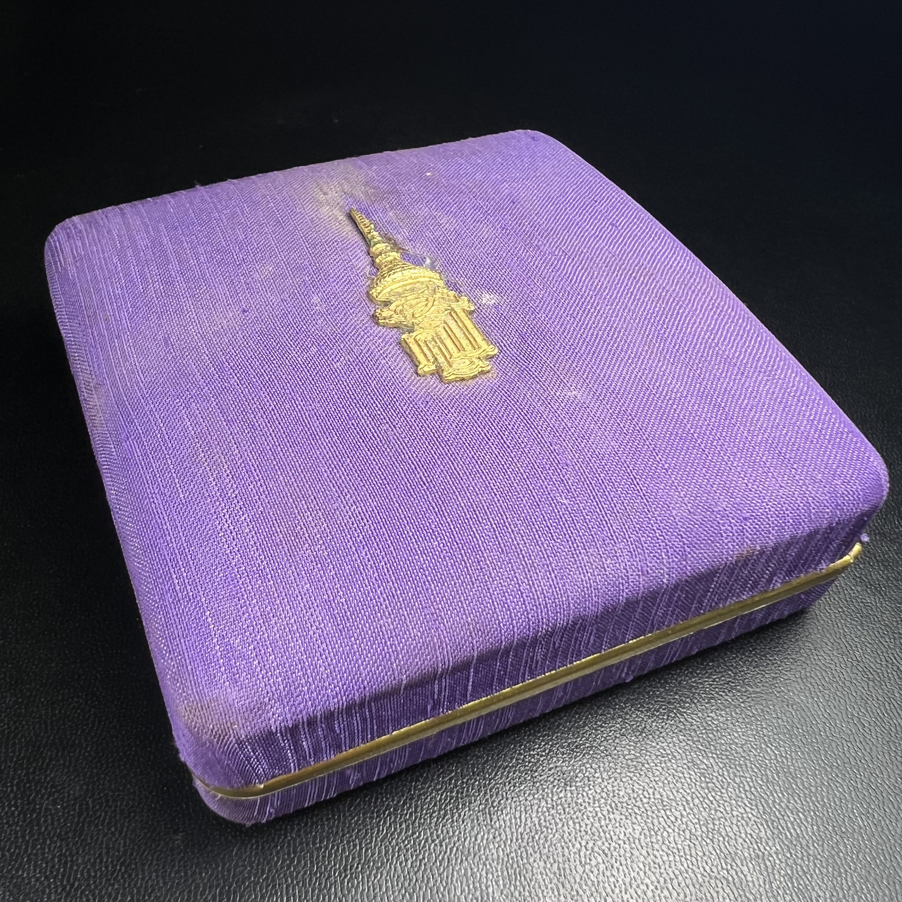 เหรียญสมเด็จนางพญาคุณากร หลัง ญสส. ปี 2532 ชุดเนื้อเงินและเนื้อนวโลหะ พิมพ์ใหญ่คู่พิมพ์เล็ก(ชุดพิเศษกรรมการ 1 ใน 500 ชุด) พิธีใหญ่ สภาพสวยผิวเดิมพร้อมกล่องบรรจุเดิมกำมะหยี่สีม่วงสัญลักษณ์ “สธ” สมเด็จพระเทพฯ ครบสมบูรณ์***ชุดแจกกรรมการพบเจอน้อย หายาก***