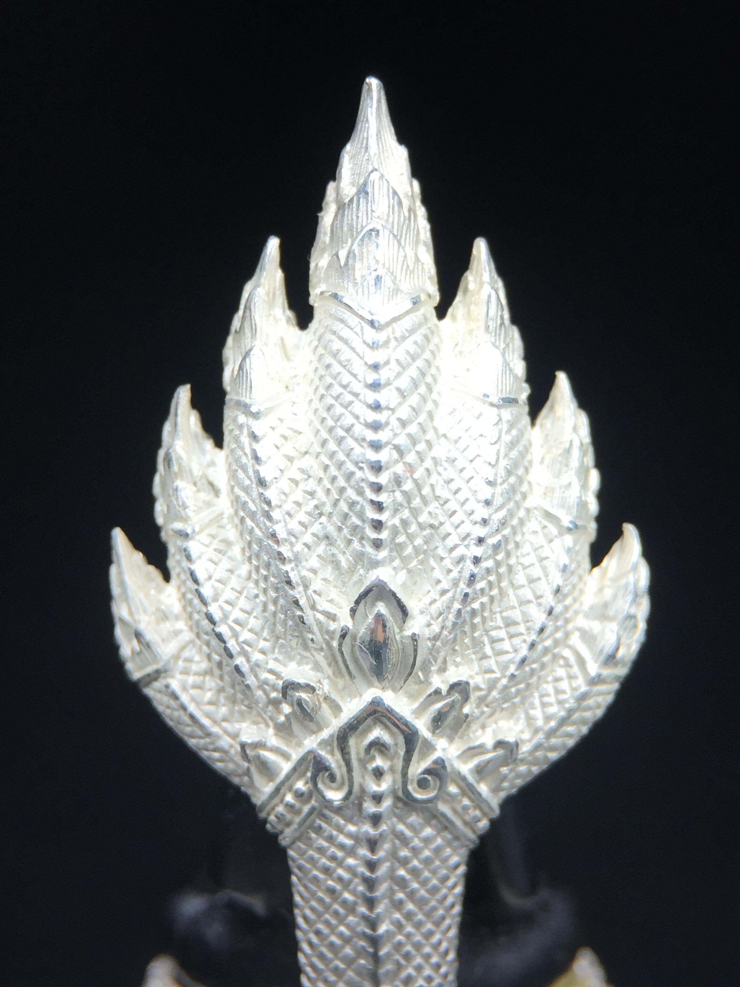 พระนาคปรก สธ. รุ่นสร้างพระอุโบสถเฉลิมพระเกียรติ 4 รอบ 84 พรรษา สมเด็จพระเทพรัตนราชสุดาฯ วัดบวรนิเวศวิหาร ปี 2543 พิมพ์ใหญ่ องค์พระเนื้อนวโลหะ ฐานนาคปรกเนื้อเงิน(สภาพ สวย )พิธีใหญ่ พุทธศิลป์งดงาม หายาก(องค์หมายเลขสวย ๘๓๘) (1 ใน 1999 องค์)