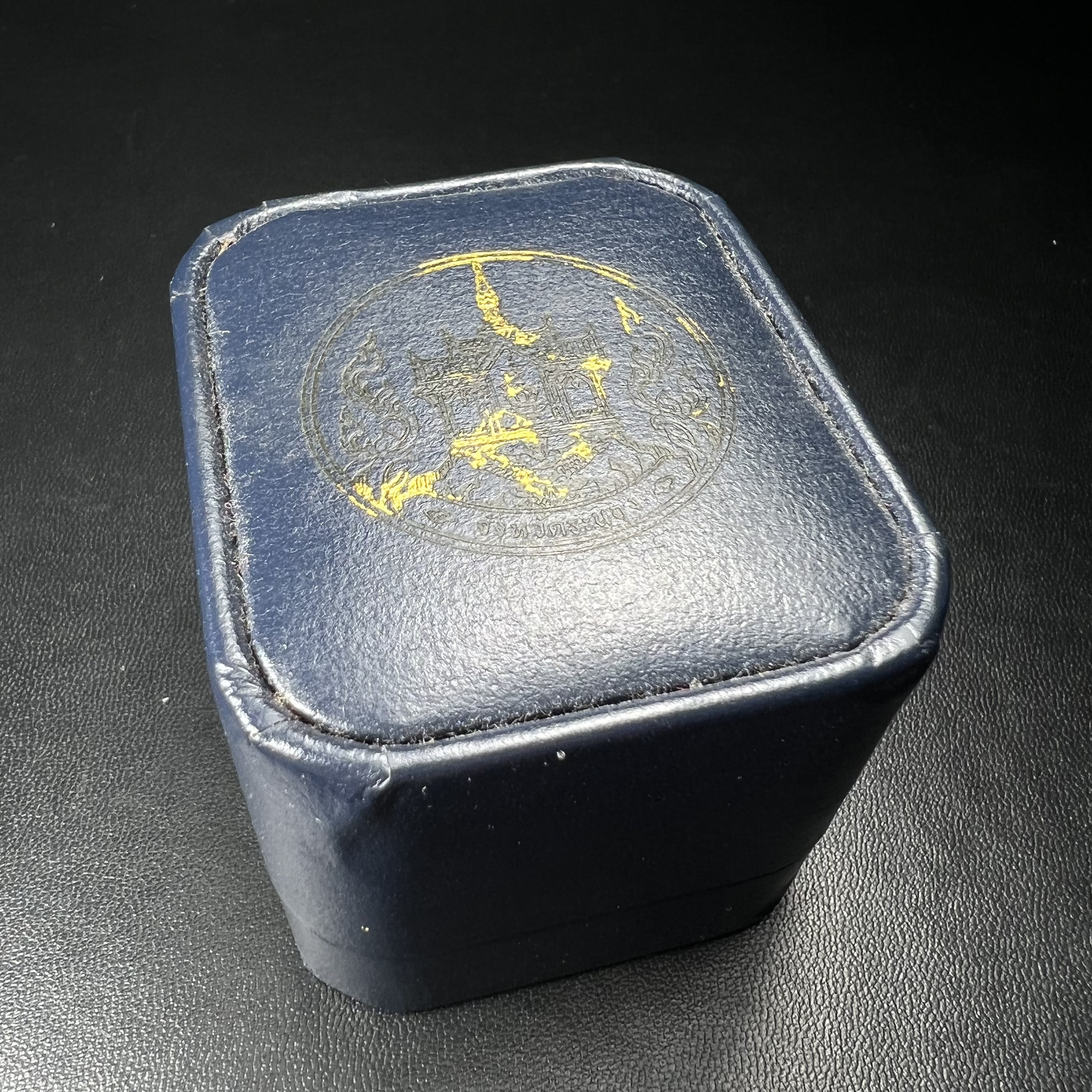 รูปหล่อลอยองค์พระโพธิสัตว์กวนอิม ทรงประทับมังกร จ.ระนอง เนื้อเงิน พิมพ์ใหญ่(สภาพผิว สวยงดงาม ทรงคุณค่า) เฉลิมฉลองในวโรกาสที่พระบาทสมเด็จพระเจ้าอยู่หัวทรงครองสิริราชสมบัติครบ 50 ปี จ.ระนอง พ.ศ.2539