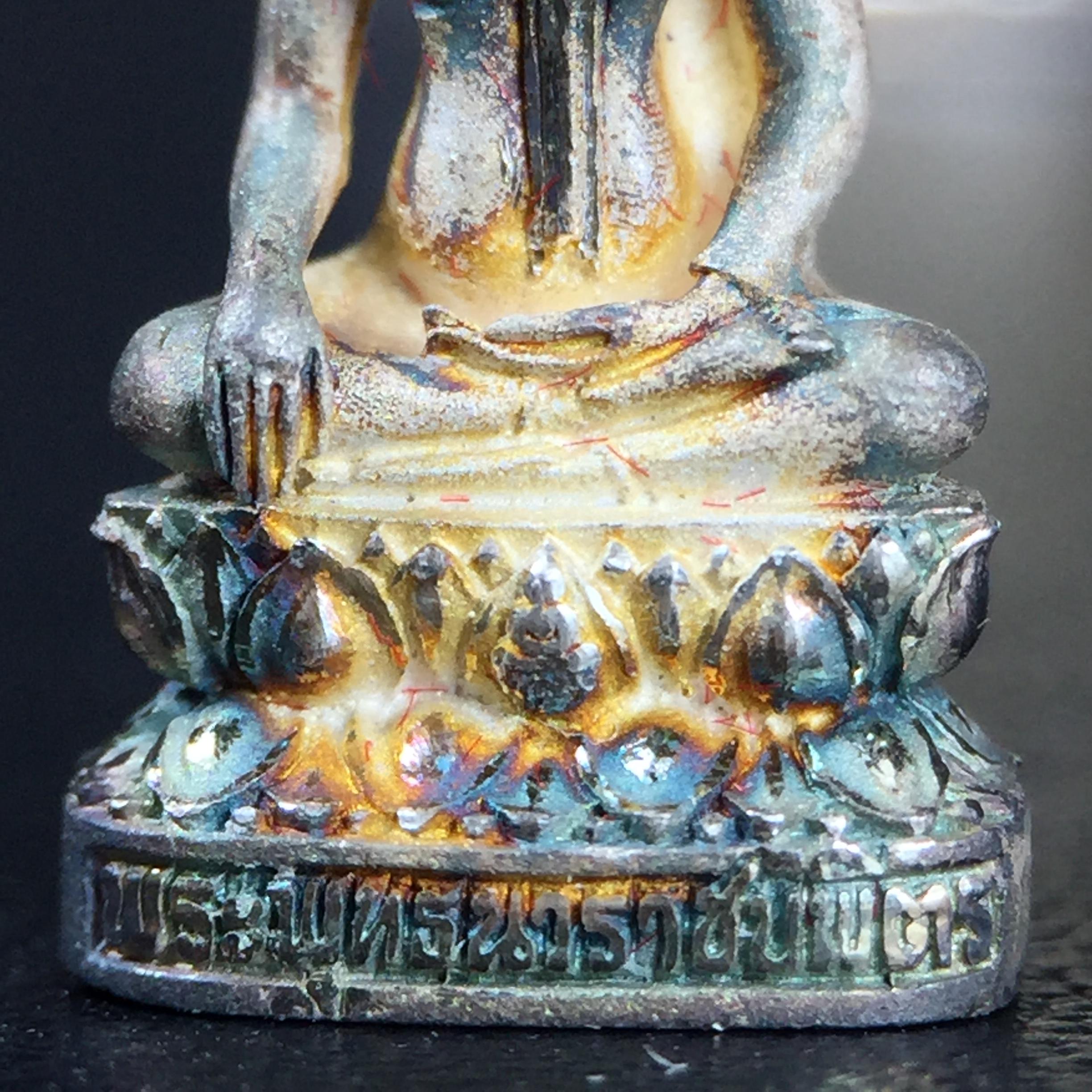 พระกริ่ง+พระชัยวัฒน์พระพุทธนวราชบพิตร ครองสิริราชสมบัติครบ 50 ปี พ.ศ.2540 เนื้อเงินผิวเดิมๆขึ้นสีรุ้งธรรมชาติแบบนิยม(หายาก)(สีสันที่ธรรมชาติสรรค์สร้าง)พร้อมกล่องบรรจุเดิมครบ(1ชุด 2 องค์)1 ใน 9500 ชุด