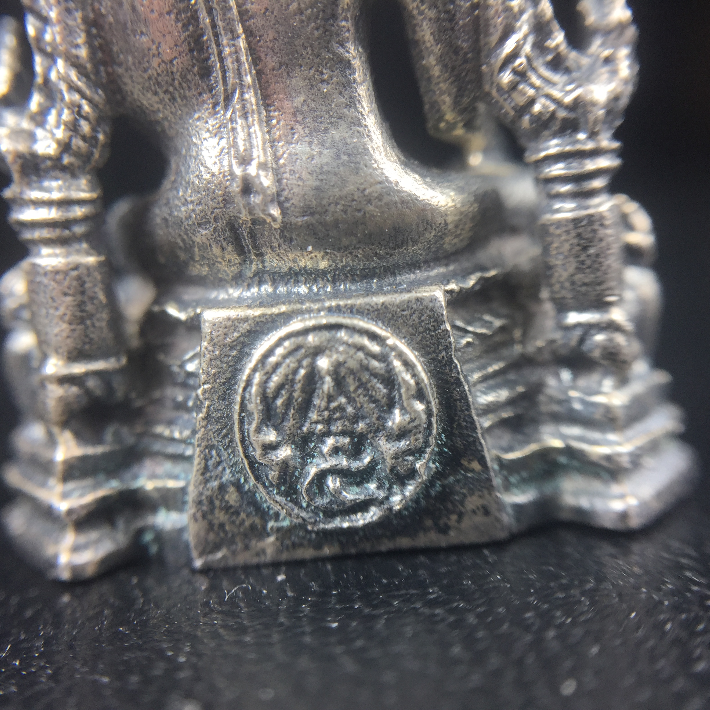 พระกริ่งพระพุทธชินราช มวก. วัดเบญจมบพิตร ปี 2519 เนื้อเงินสภาพสวยผิวเดิม หมายเลข687(ในหลวงรัชกาลที่9และราชินีเสด็จฯเททอง)(พิธีใหญ่ เกจิอาจารย์ในยุคยอดนิยมร่วมปลุกเสก)