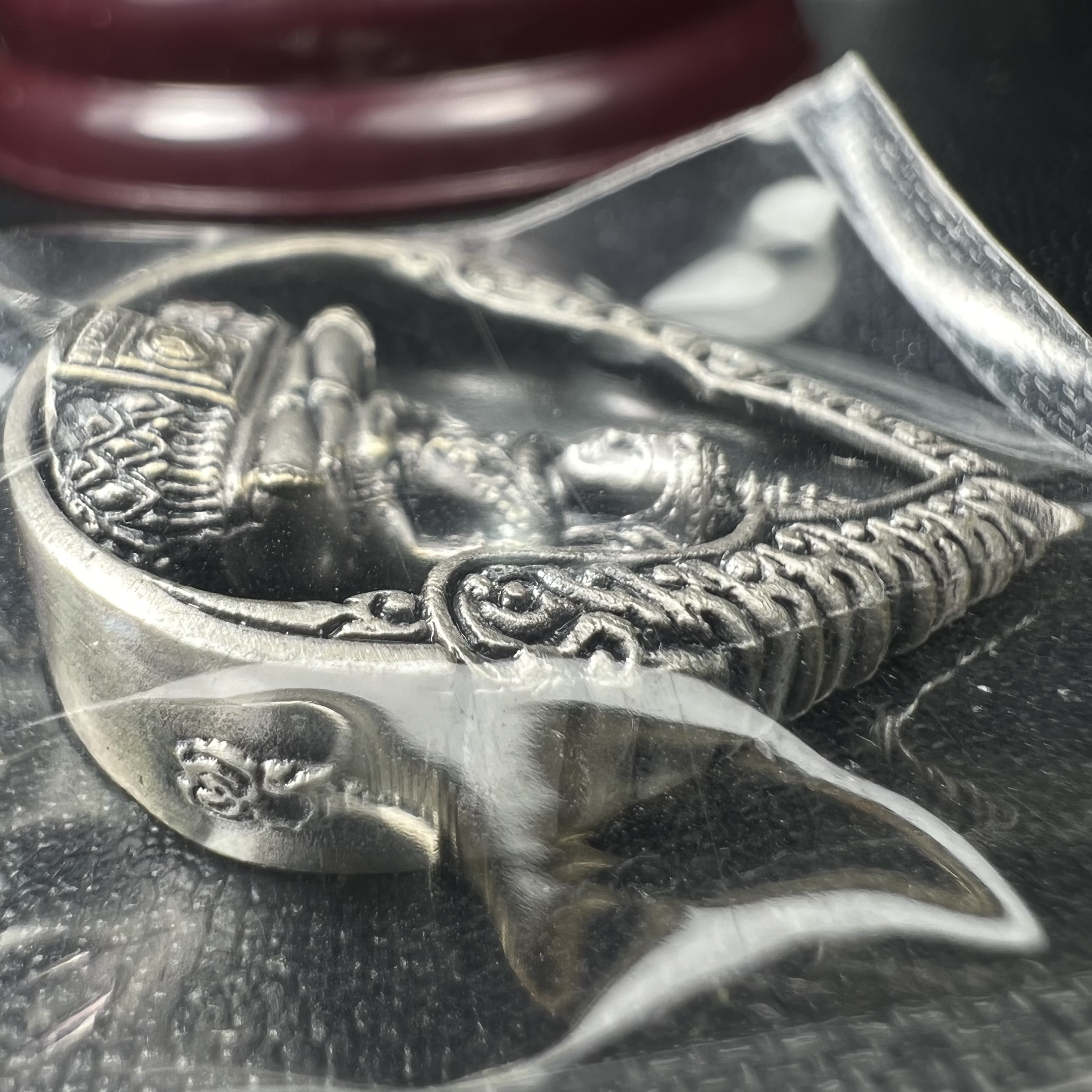 พระแก้วมรกต ภปร.(รุ่นแรก) ปี2545 รุ่นฉลองกรุงรัตนโกสินทร์ครบ 220 ปี พิมพ์ลอยองค์ทรงหยดน้ำ เนื้ออัลปาก้า ชุบเงินลงดำ ขนาด 18*27 มม. พร้อมครอบตั้งโชว์เดิม องค์พระซีนซองเดิม สวยครบสมบูรณ์