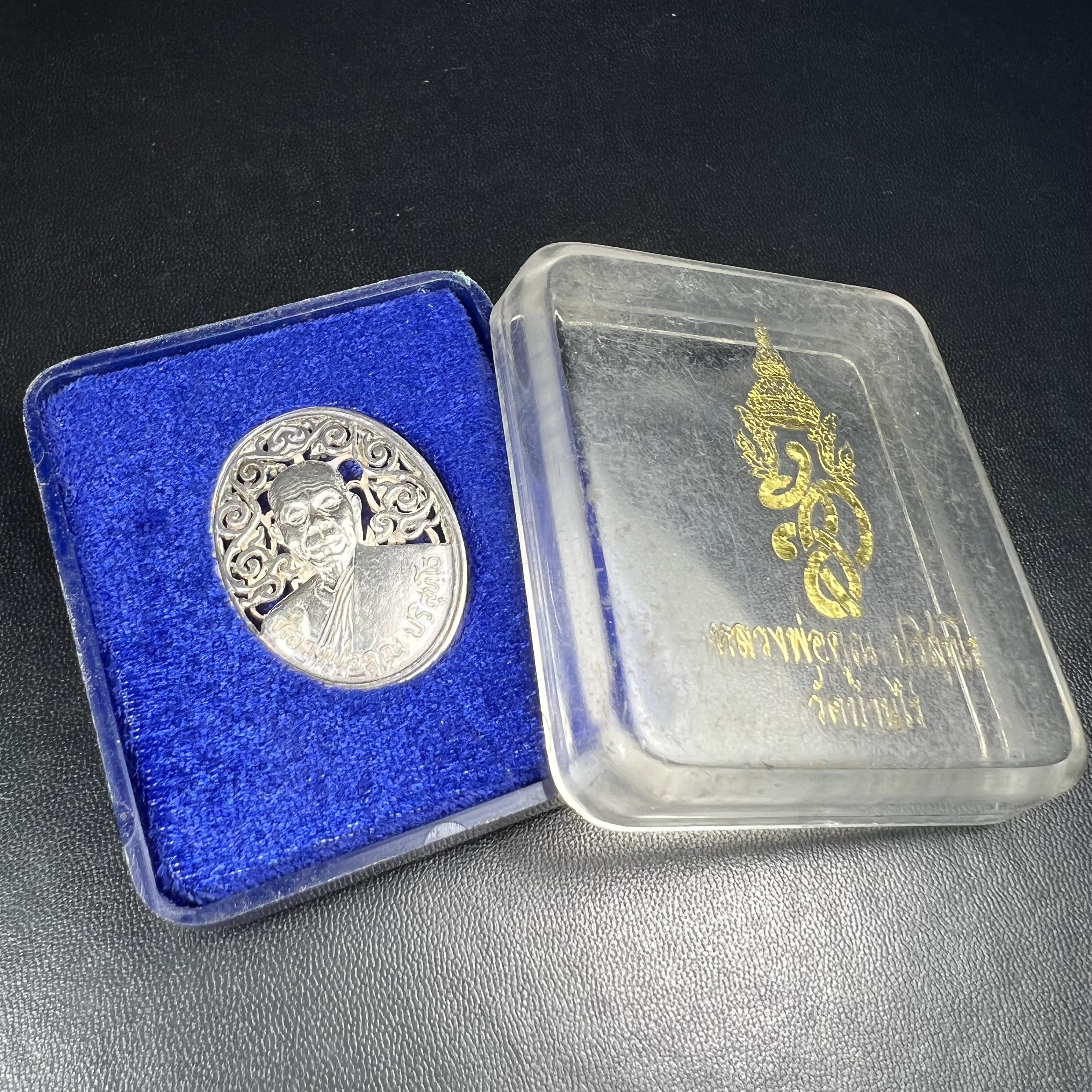 เหรียญหลวงพ่อคูณ ปริสุทโธ วัดบ้านไร่ รุ่น สก. ปี 2536 พิมพ์ลายฉลุ เนื้อเงิน(สวย งดงาม หายาก) งานมหามงคลเฉลิมพระชนมพรรษา 5 รอบ สมเด็จพระบรมราชินีนาถ จัดสร้างโดย กองพลทหารราบที่๒ ทหารเสือราชินี รักษาพระองค์ (พิธีใหญ่ ประวัติชัดเจน อีกหนึ่งรุ่นยอดนิยม)