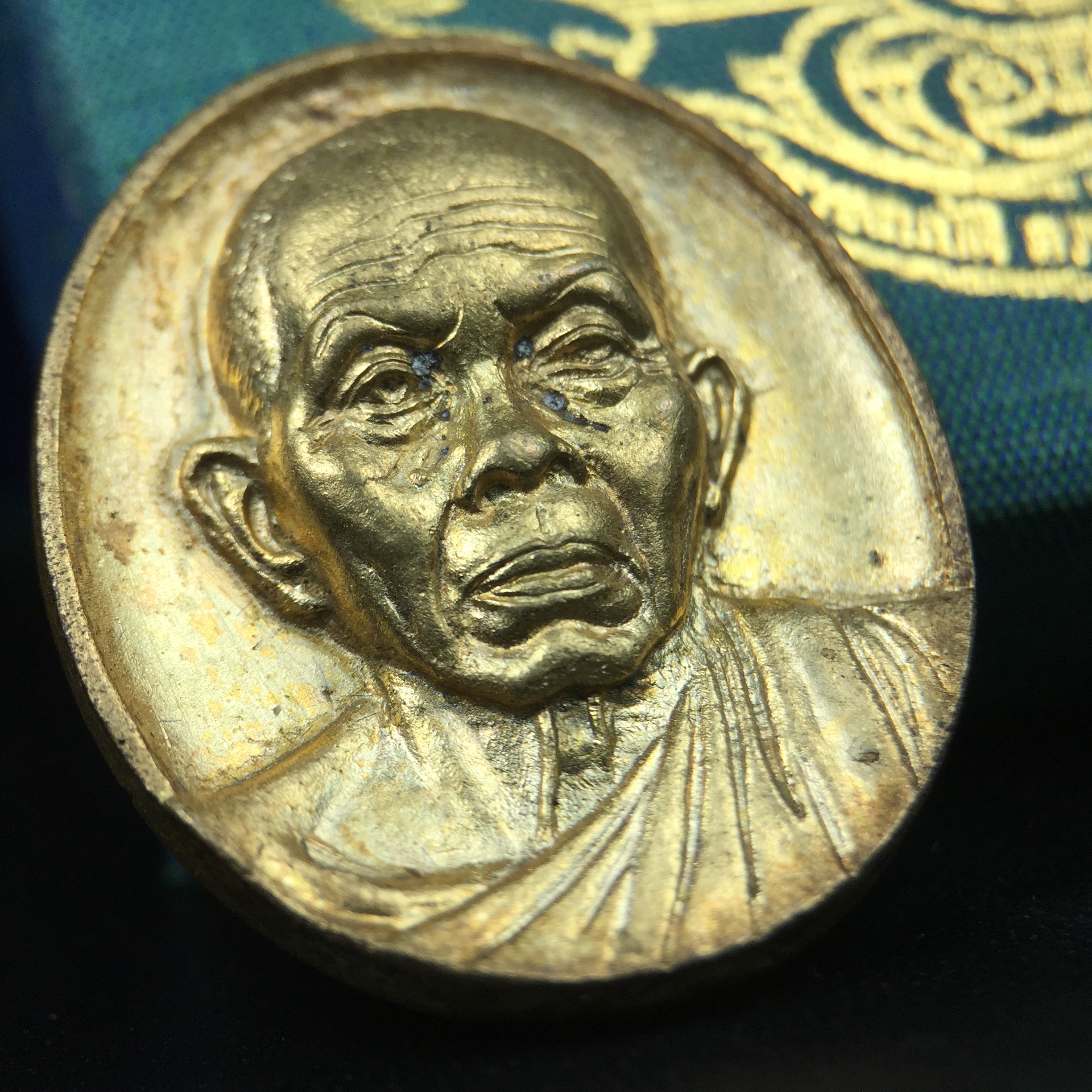 เหรียญรูปเหมือนพระญาณวิทยาคมเถร (หลวงพ่อคูณ ปริสุทโธ)ชุดกาญจนาภิเษกครองราชย์ครบ 50 ปี วัดบวรนิเวศวิหาร ปี พ.ศ. 2538 เนื้อบรอนซ์ทอง(จัดสร้างได้เหมือนหลวงพ่อคูณมาก มีรายละเอียดและความคมชัดสูง ลูกศิษย์ท่านไม่ควรพลาด วิจิตรศิลป์และพุทธศิลป์งดงาม)พิธีใหญ่