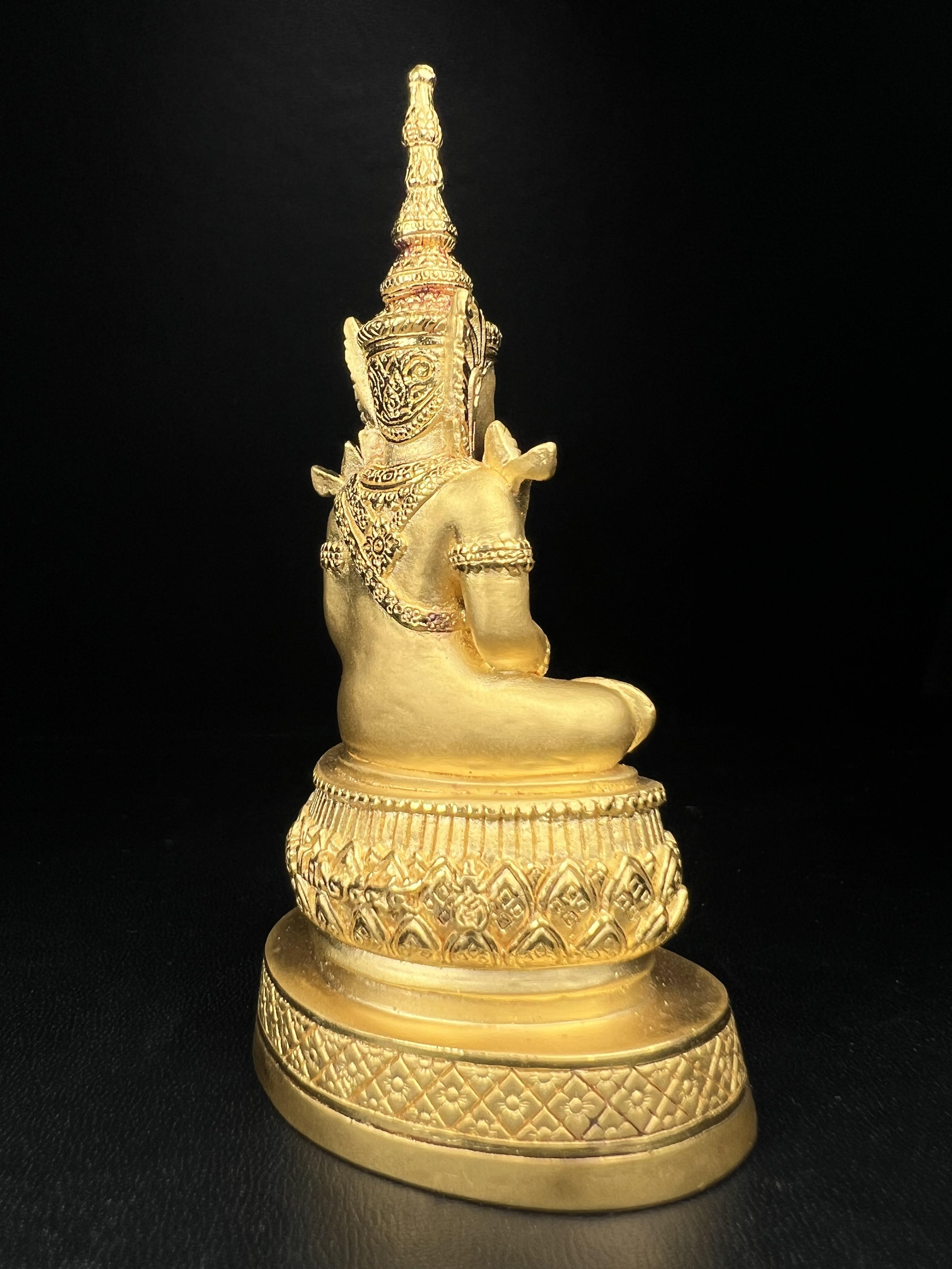 พระแก้วมรกต ภปร.(รุ่นแรก)ปี2545 รุ่นฉลองกรุงรัตนโกสินทร์ครบ 220 ปี หล่อลอยองค์ เนื้อทองคำบริสุทธิ์99.99% ขนาดบูชา 50*90 มม.(องค์หมายเลข ๗๘๙)(เลขมังกร 789 พลังแห่งความ มั่งคั่ง ร่ำรวย อำนาจ บารมี)สุดยอดมงคลแผ่นดินที่ควรเก็บรักษา บูชาเป็นมงคลชีวิต(หายากมาก)