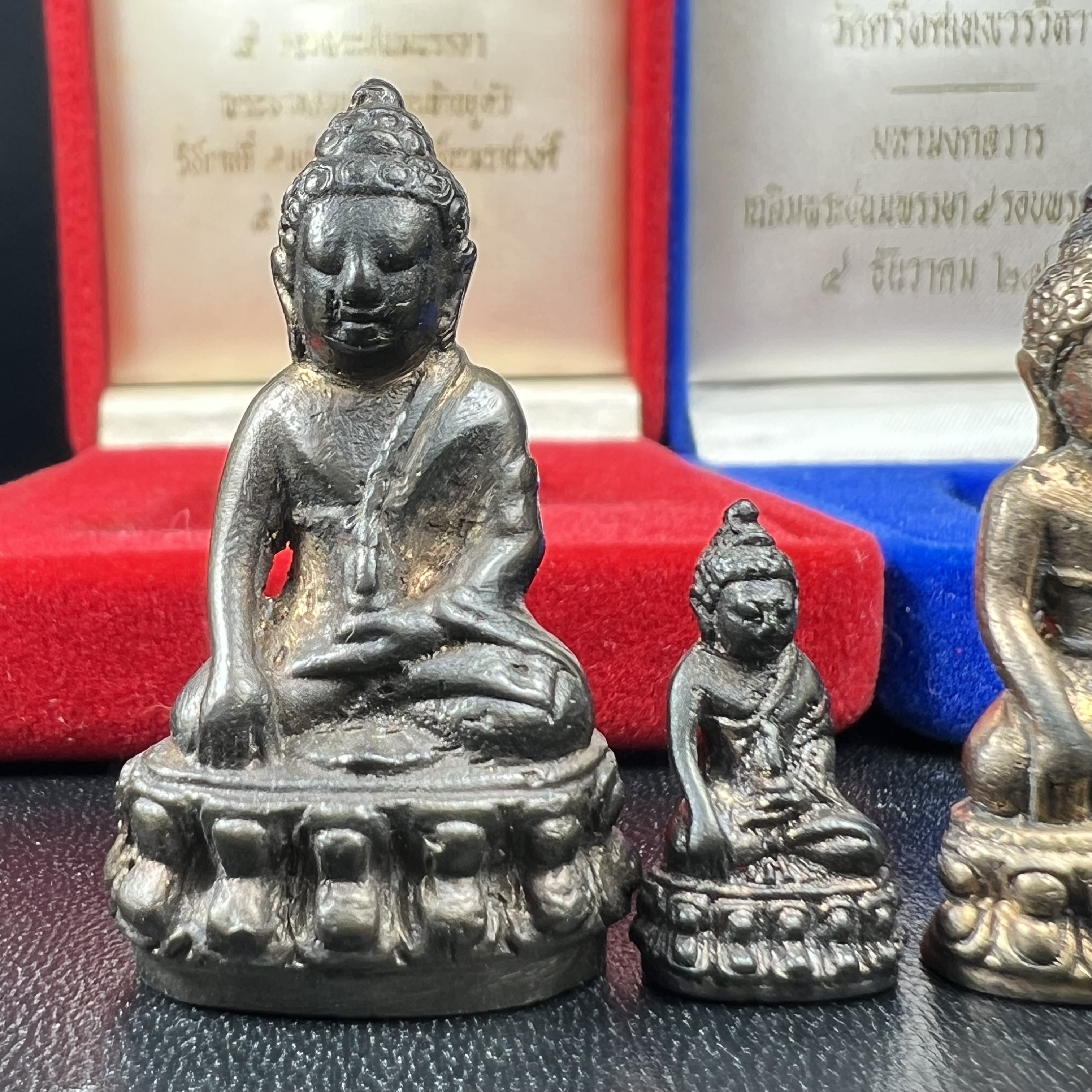 พระกริ่งคู่แฝดหายากมากที่จะมาคู่กันได้!! จัดสร้างในวาระพระบาทสมเด็จพระเจ้าอยู่หัวรัชกาลที่ 9 เจริญพระชนมพรรษา 5 รอบนักษัตริย์ พระกริ่ง-พระชัยวัฒน์ วัดบวรนิเวศวิหาร ปี 2530 + พระกริ่ง-พระชัยวัฒน์ นวราชบพิตร วัดตรีทศเทพ ปี 2530)(ในหลวงรัชกาลที่9เสด็จเททอง)