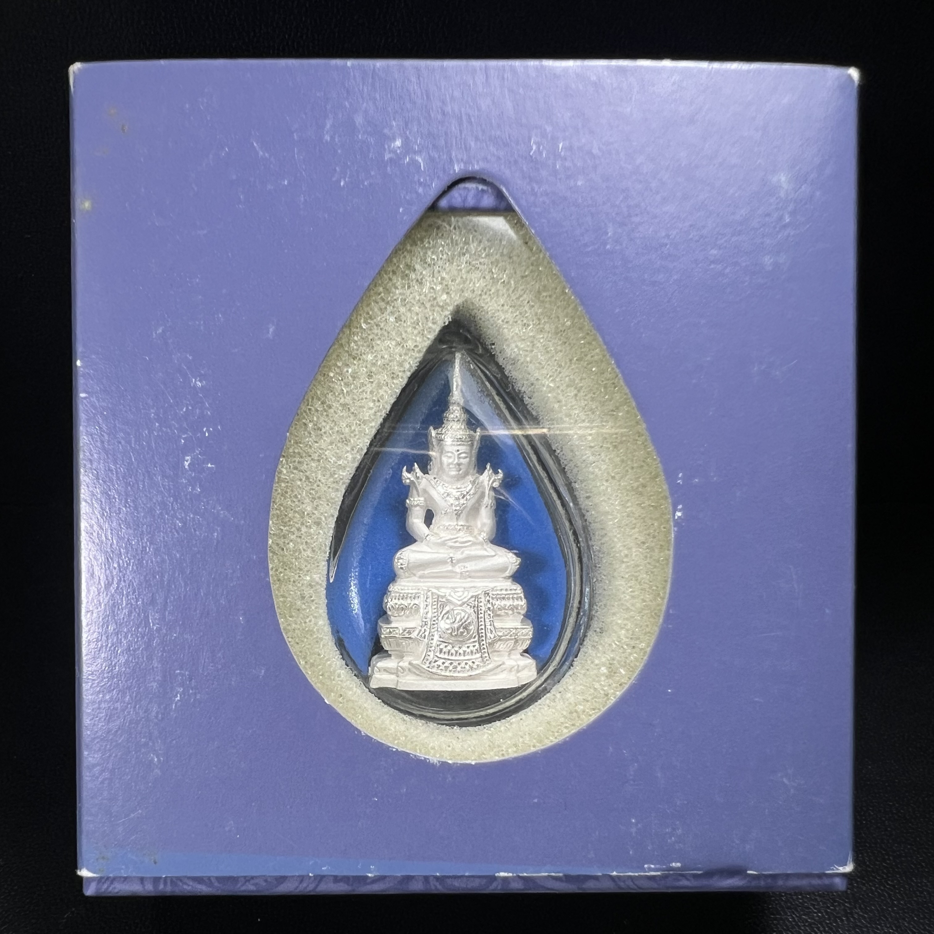 พระแก้วมรกต ภปร. ปี 2547 จัดสร้างโดยโรงพยาบาลภูมิพลอดุลยเดช เนื้อเงิน ลอยองค์ หน้าตัก 1/2 นิ้ว พิธีมหามังคาภิเษก ณ พระอุโบสถวัดพระศรีรัตนศาสดาราม(วัดพระแก้ว) งดงามทรงคุณค่าอีกหนึ่งรุ่นยอดนิยม หายาก(หมายเลขต้นๆหลักร้อย ๗๙๓)(1ใน3000องค์)