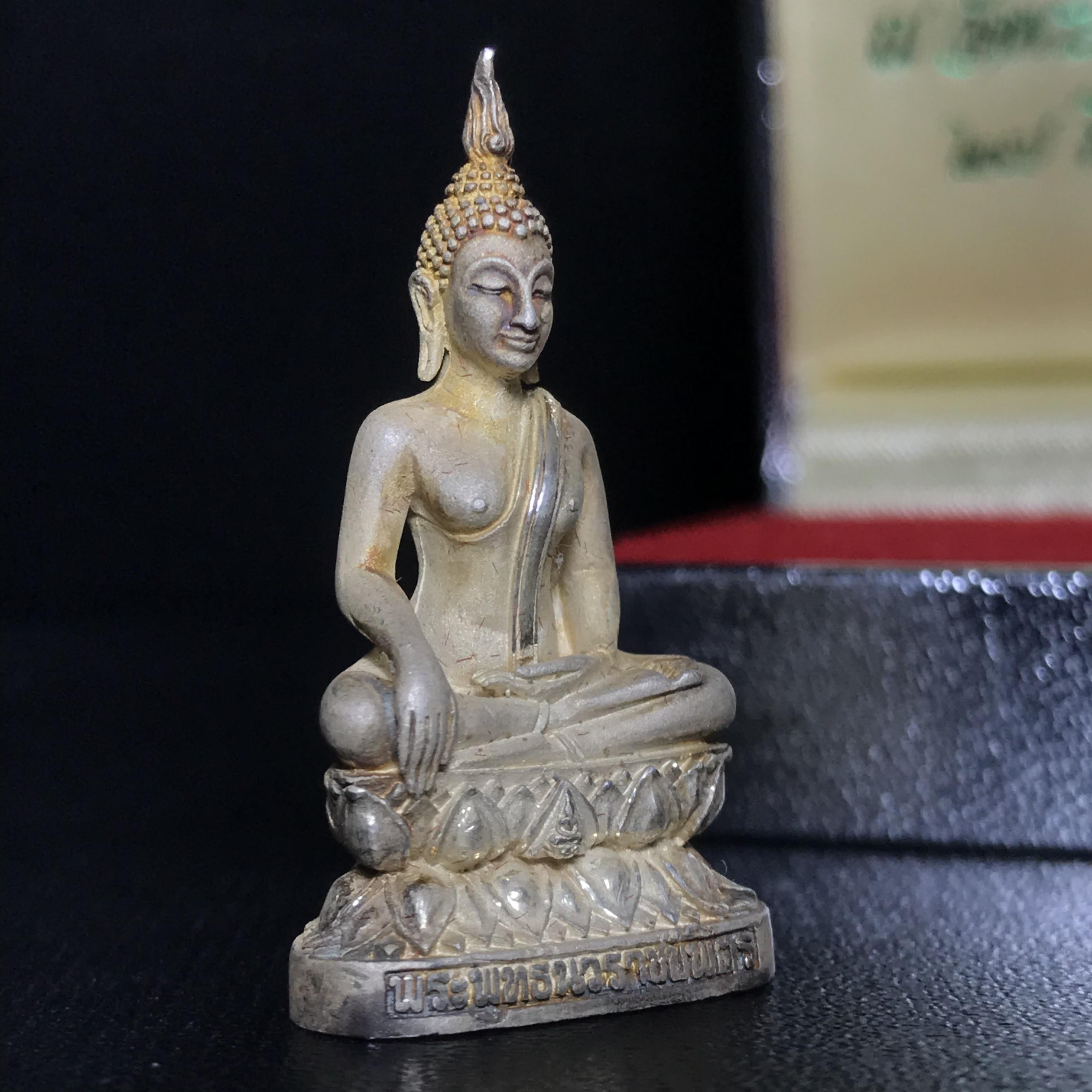 พระกริ่งพระพุทธนวราชบพิตร ครองสิริราชสมบัติครบ 50 ปี พ.ศ.2540 เนื้อเงินผิวเดิมๆ พร้อมกล่องบรรจุเดิม(1ใน9500องค์)