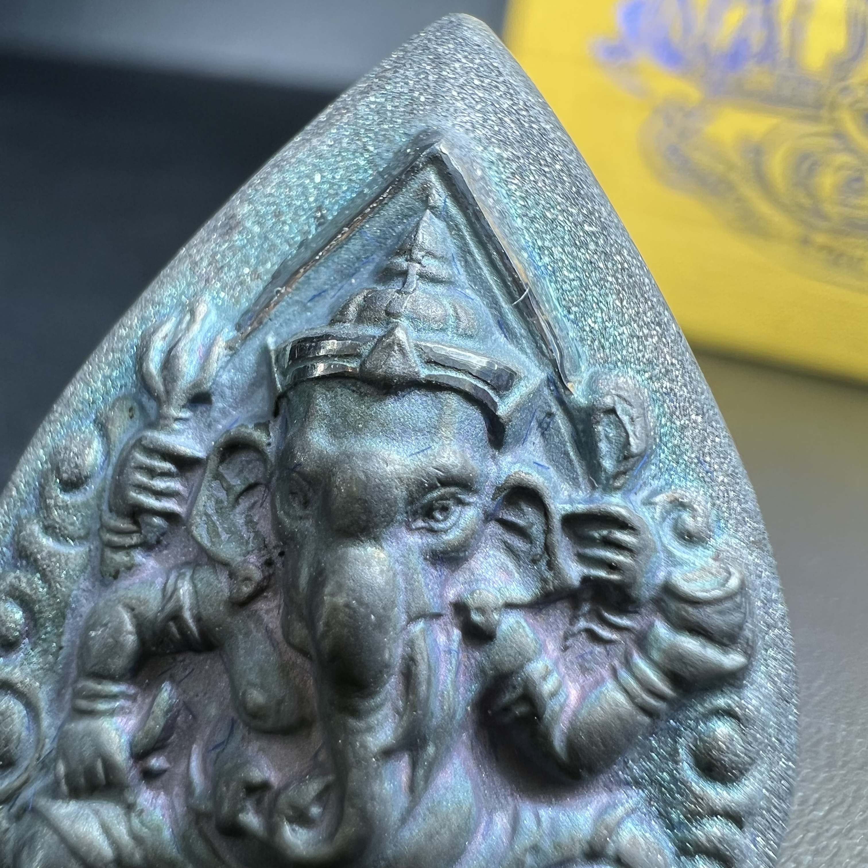 เหรียญพระพิฆเนศวร ญสส. ชุดกาญจนาภิเษกครองราชย์ 50 ปี พุทธศักราช 2538 พิมพ์ใหญ่(2.9 ซม.) เนื้อเงินผิวเดิมกลับดำขึ้นสีรุ้งเข้มขลังงดงามธรรมชาติสร้างสรรค์ สภาพสวยเดิมพร้อมกล่องบรรจุเดิม ตอกโค๊ดหมายเลขกำกับ(1ใน 5539องค์)