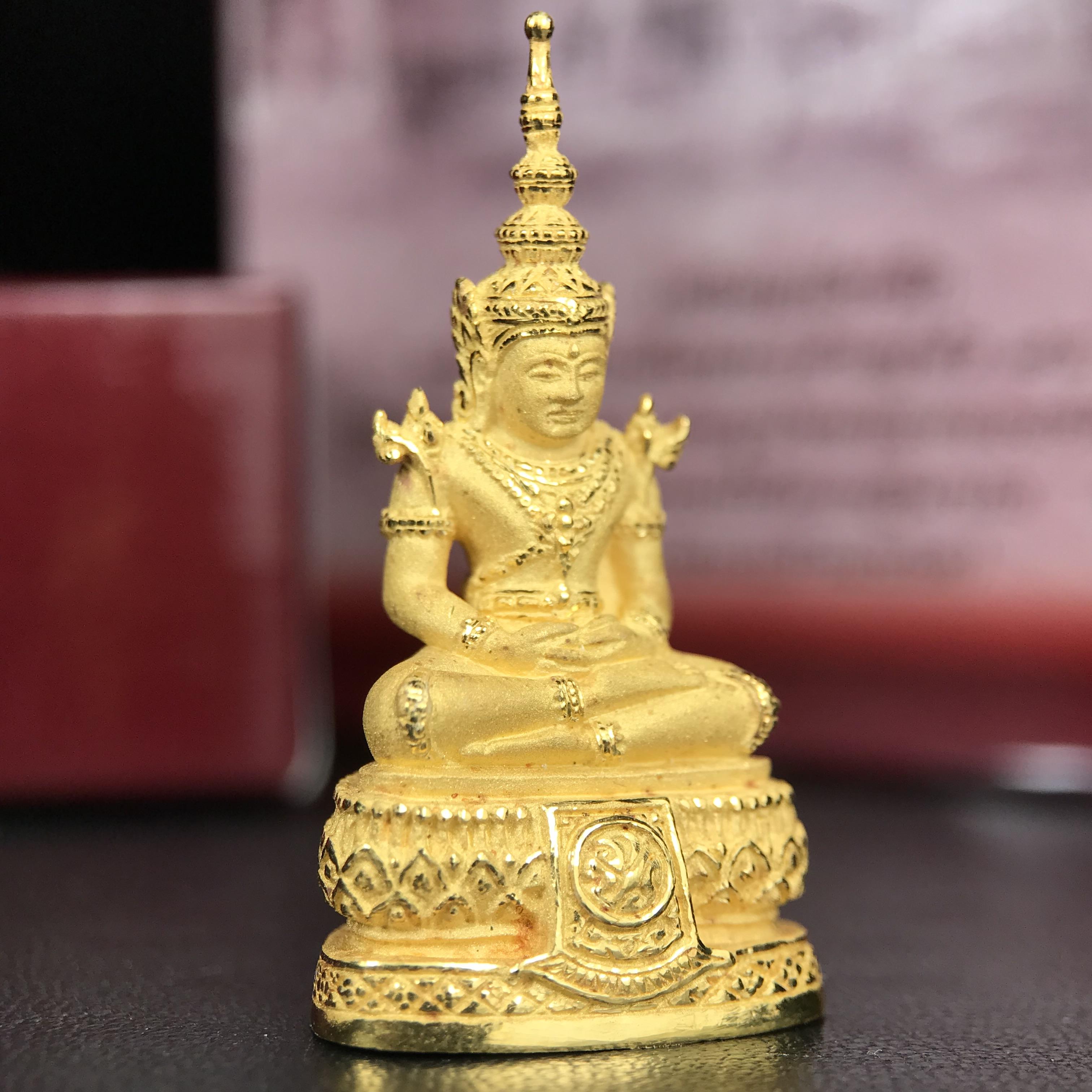 พระแก้วมรกต ภปร.(รุ่นแรก) ปี2545 รุ่นฉลองกรุงรัตนโกสินทร์ครบ 220 ปี พิมพ์ลอยองค์ใหญ่ เนื้อทองคำบริสุทธิ์ 96.5%(15.2 กรัม) ขนาด 19*35 มม.ครบสมบูรณ์(องค์หมายเลข ๓๓)(เลขคู่สวย)สุดยอดมงคลแผ่นดินที่ควรเก็บรักษา บูชาเป็นมงคลชีวิต(สวยงามและหายากมาก)(1ใน1000องค์)