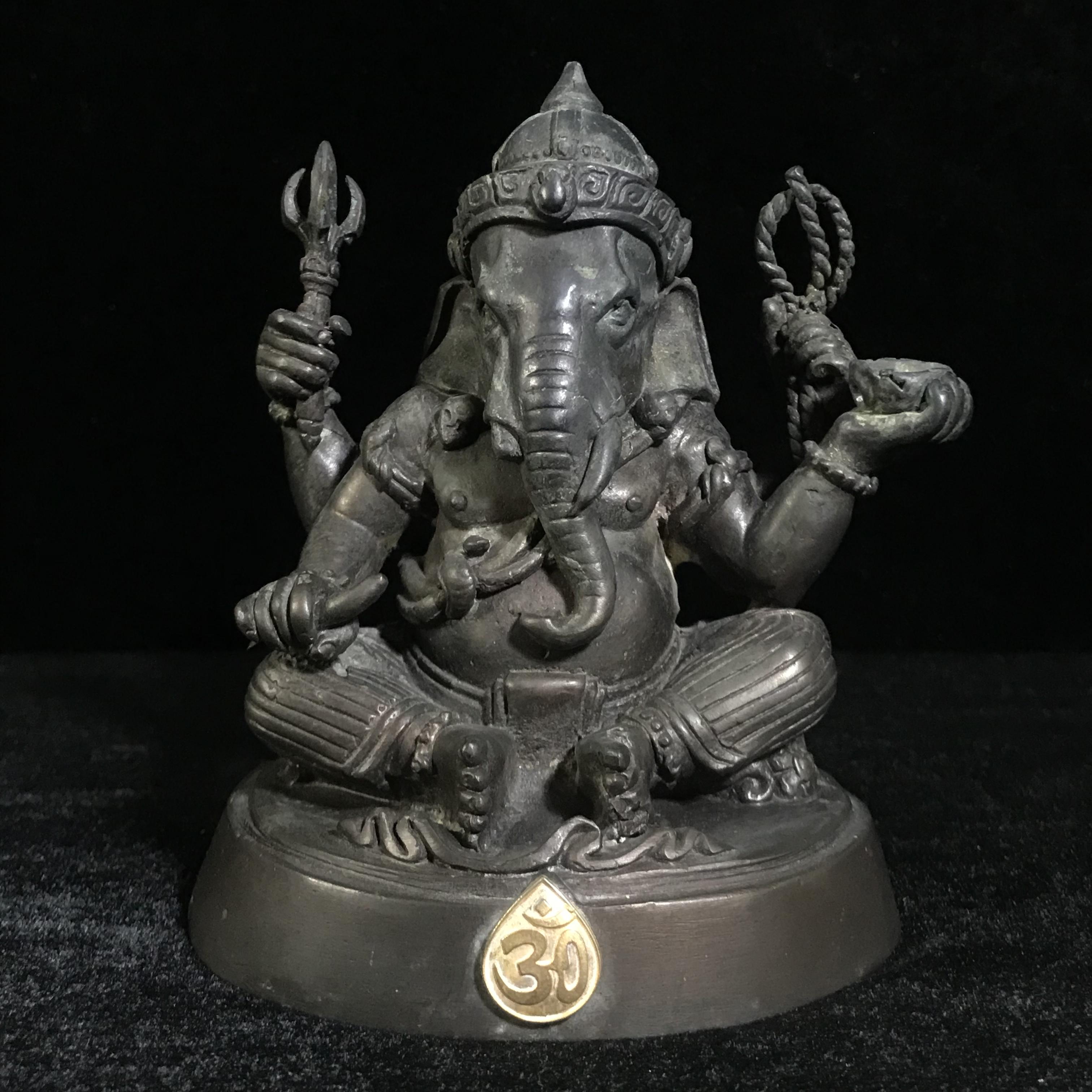 พระพิฆเนศ กรมศิลปากร ปี2547 ขนาดบูชาหน้าตัก 3 นิ้ว โลหะผสมเนื้อดี มีโค๊ดหมายเลขกำกับ (1 ใน 5000 องค์)