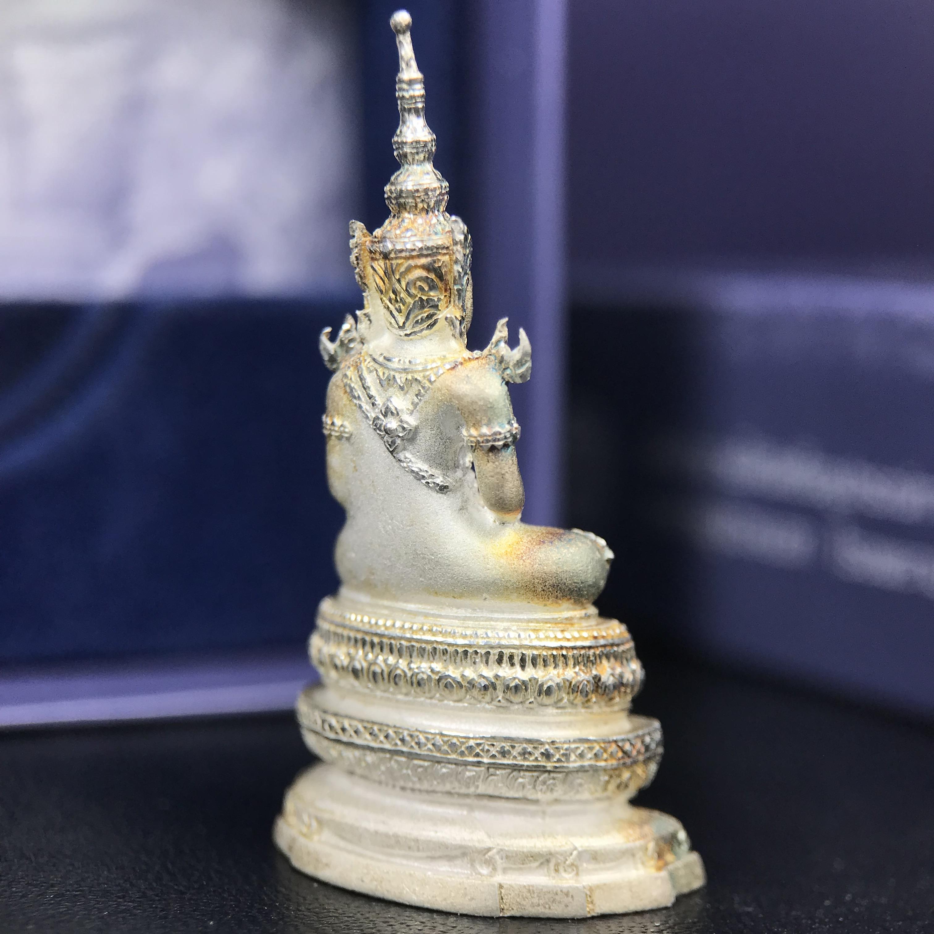 พระแก้วมรกต ภปร. ปี 2547 จัดสร้างโดยโรงพยาบาลภูมิพลอดุลยเดช เนื้อเงิน ลอยองค์ หน้าตัก 1/2 นิ้ว สูง 3.7 ซม. พิธีมหามังคาภิเษก ณ พระอุโบสถวัดพระศรีรัตนศาสดาราม(วัดพระแก้ว) งดงามทรงคุณค่าอีกหนึ่งรุ่นยอดนิยม หายาก(องค์หมายเลขต้นๆหลักร้อย ๒๙๘)ผิวเดิมติดรุ้งสวย