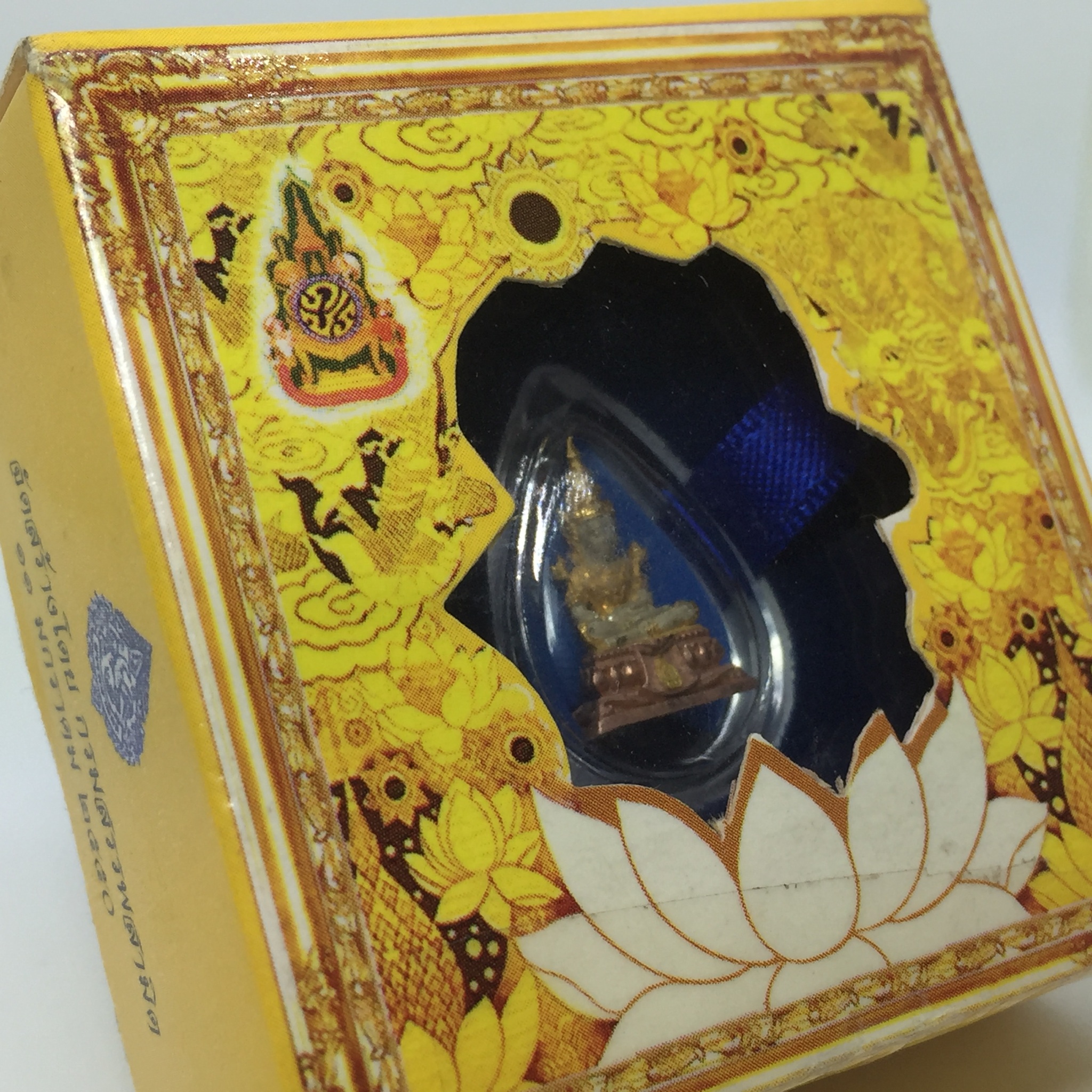 พระแก้วมรกต(จำลอง)ลอยองค์ ขนาดหน้าตัก 1/4 นิ้ว ทรงเครื่องฤดูร้อน เนื้อเงินสามกษัตริย์ ตราสัญลักษณ์ฉลองสิริราชสมบัติ ครบ 60 ปี