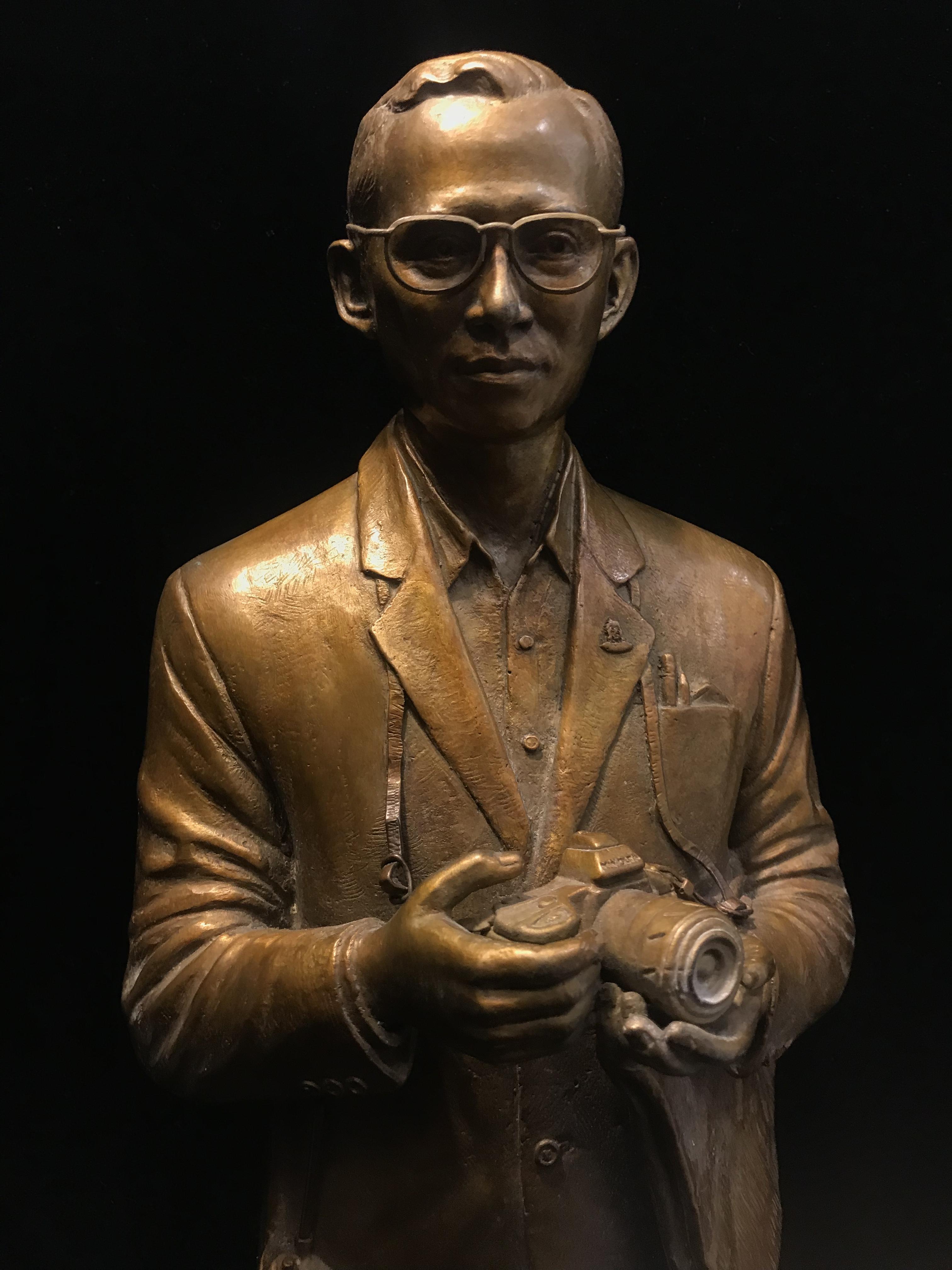 รูปหล่อพระบรมรูปพระบาทสมเด็จพระเจ้าอยู่หัว “ทรงงาน” เนื่องในโอกาสเฉลิมพระชนมพรรษา 86 พรรษา 5 ธันวาคม 2556 (ในหลวงท่านทรงดำริให้จัดสร้าง และ ตรวจงานด้วยพระองค์เอง)