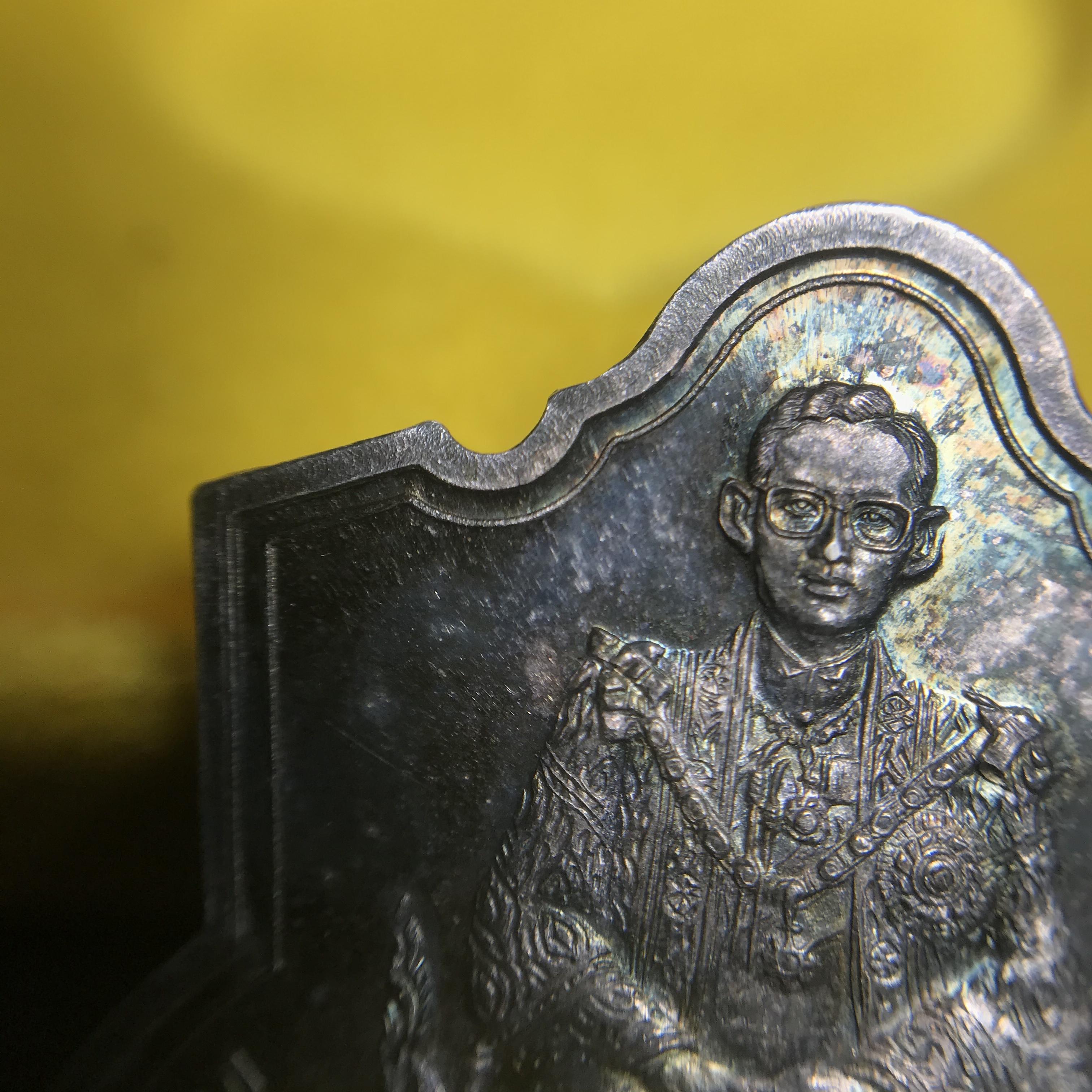 เหรียญพระบาทสมเด็จพระเจ้าอยู่หัว รัชกาลที่9ประทับนั่งบัลลังก์ กระทรวงมหาดไทยจัดสร้าง ปี2539 เนื้อเงินกล่องบรรจุเดิมสภาพสวย เนื้อเงินผิวเดิมขึ้นสีรุ้งธรรมชาติ แบบนิยม หายาก